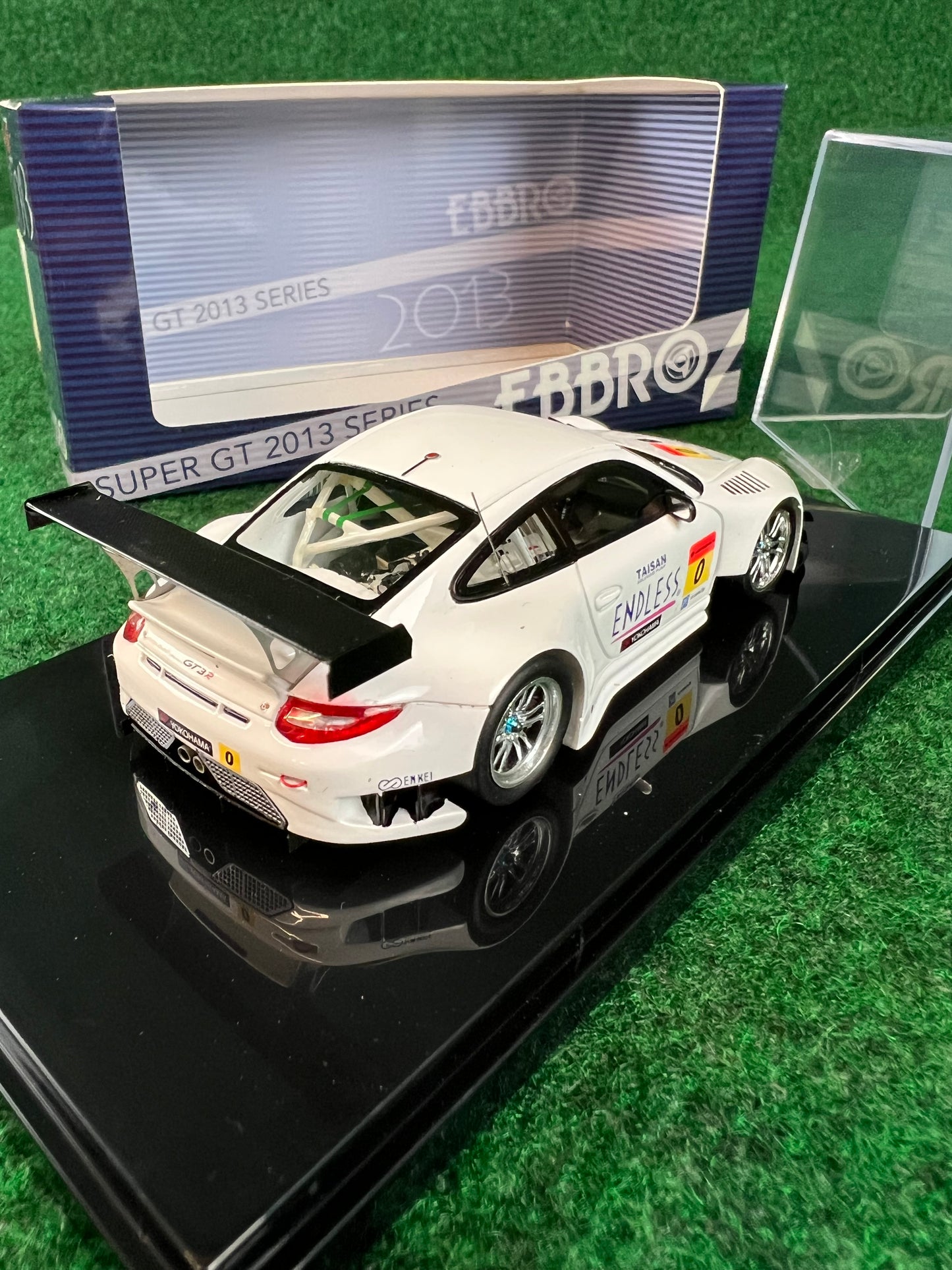 EBBRO - Super GT 2013 Okayama Test Endless Taisan Porsche 911 GT3R GT300 1/43 Scale Diecast