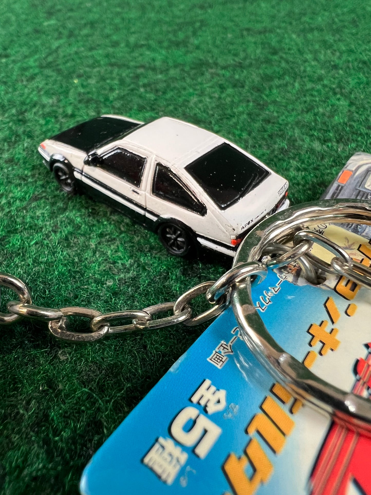 Initial D - Toyota Corolla AE86 (Black Hood) Mini Car & Piston and Rod Part Charm Keychain