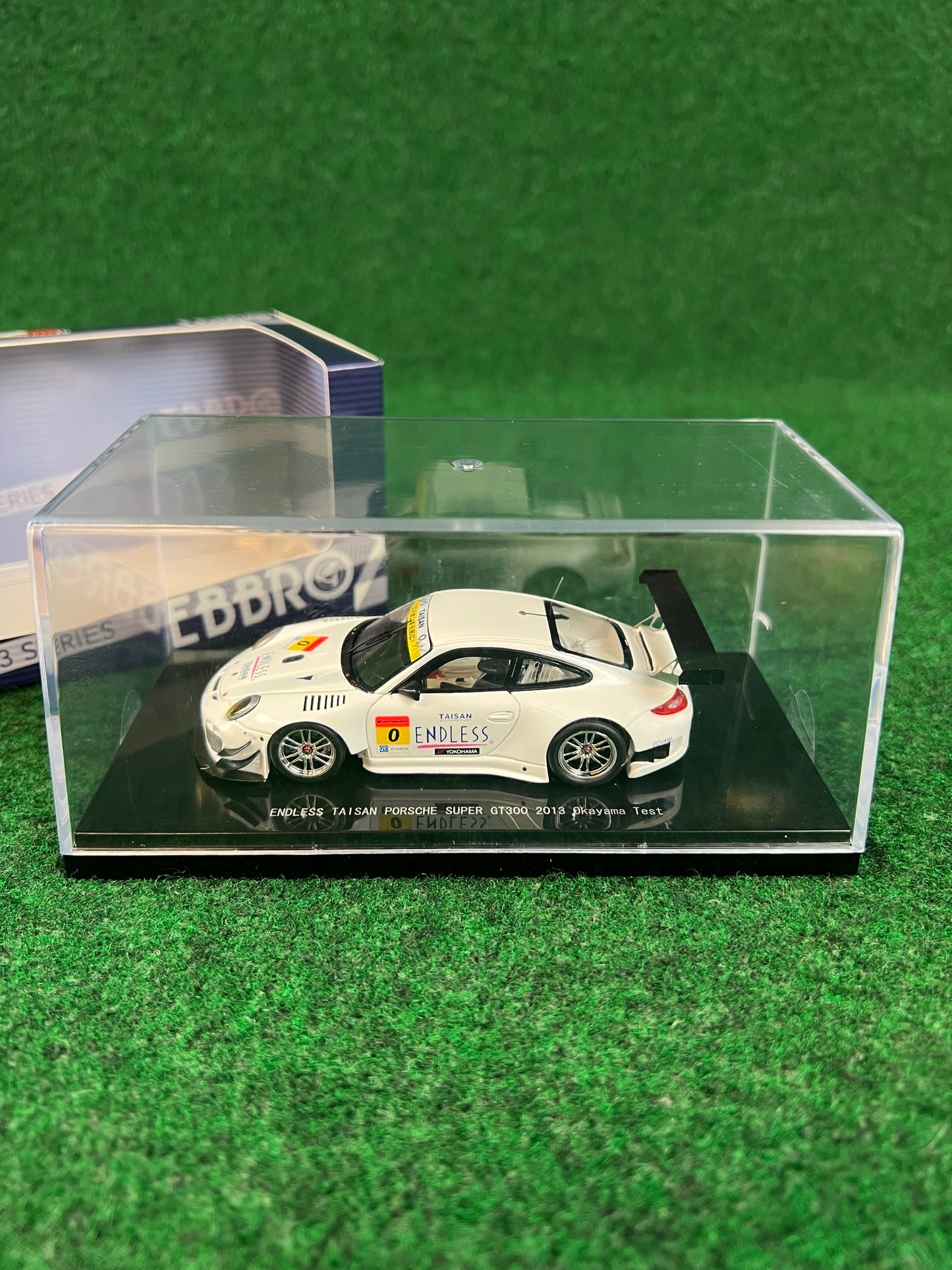 EBBRO - Super GT 2013 Okayama Test Endless Taisan Porsche 911 GT3R GT300 1/43 Scale Diecast