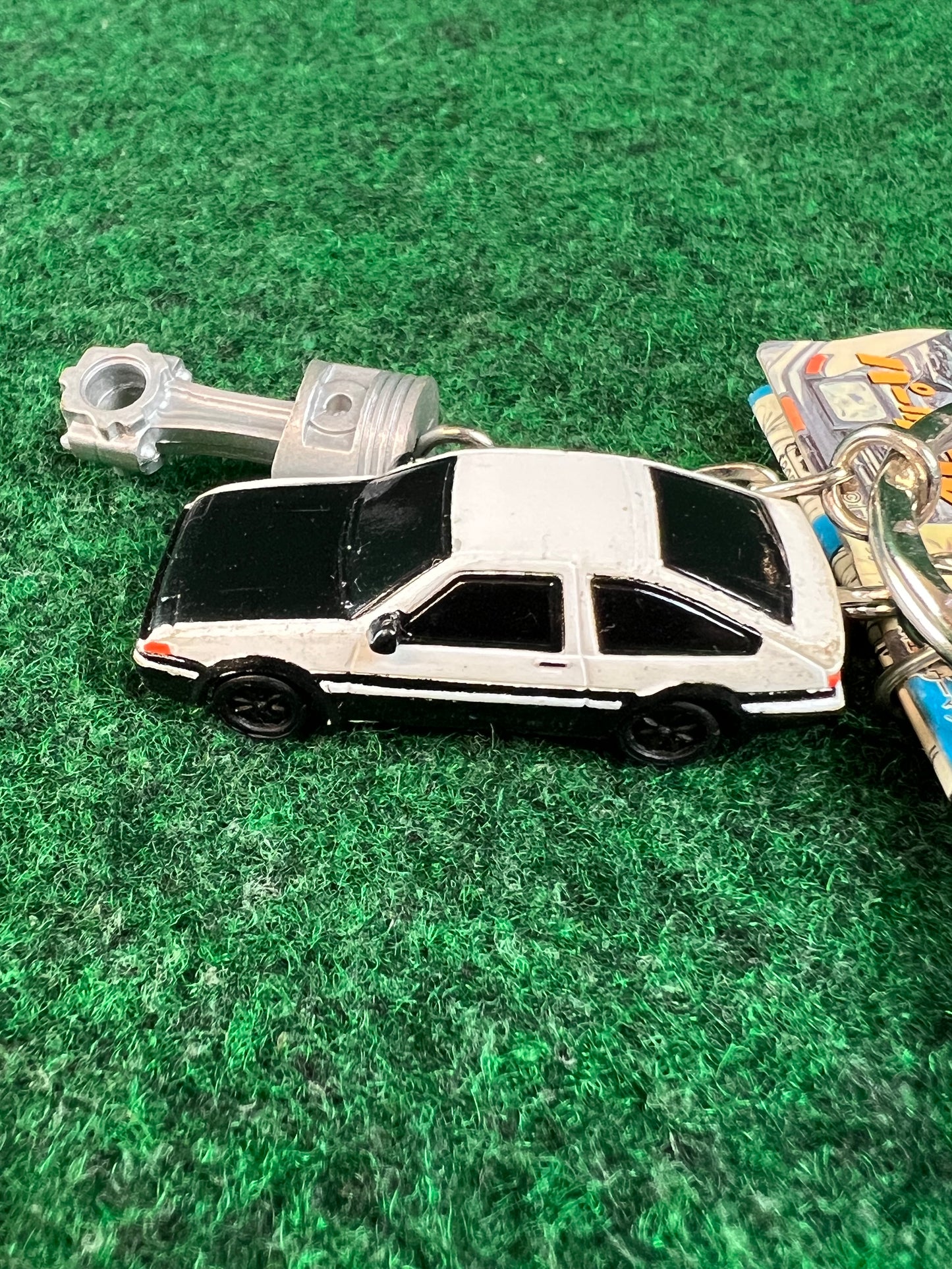 Initial D - Toyota Corolla AE86 (Black Hood) Mini Car & Piston and Rod Part Charm Keychain