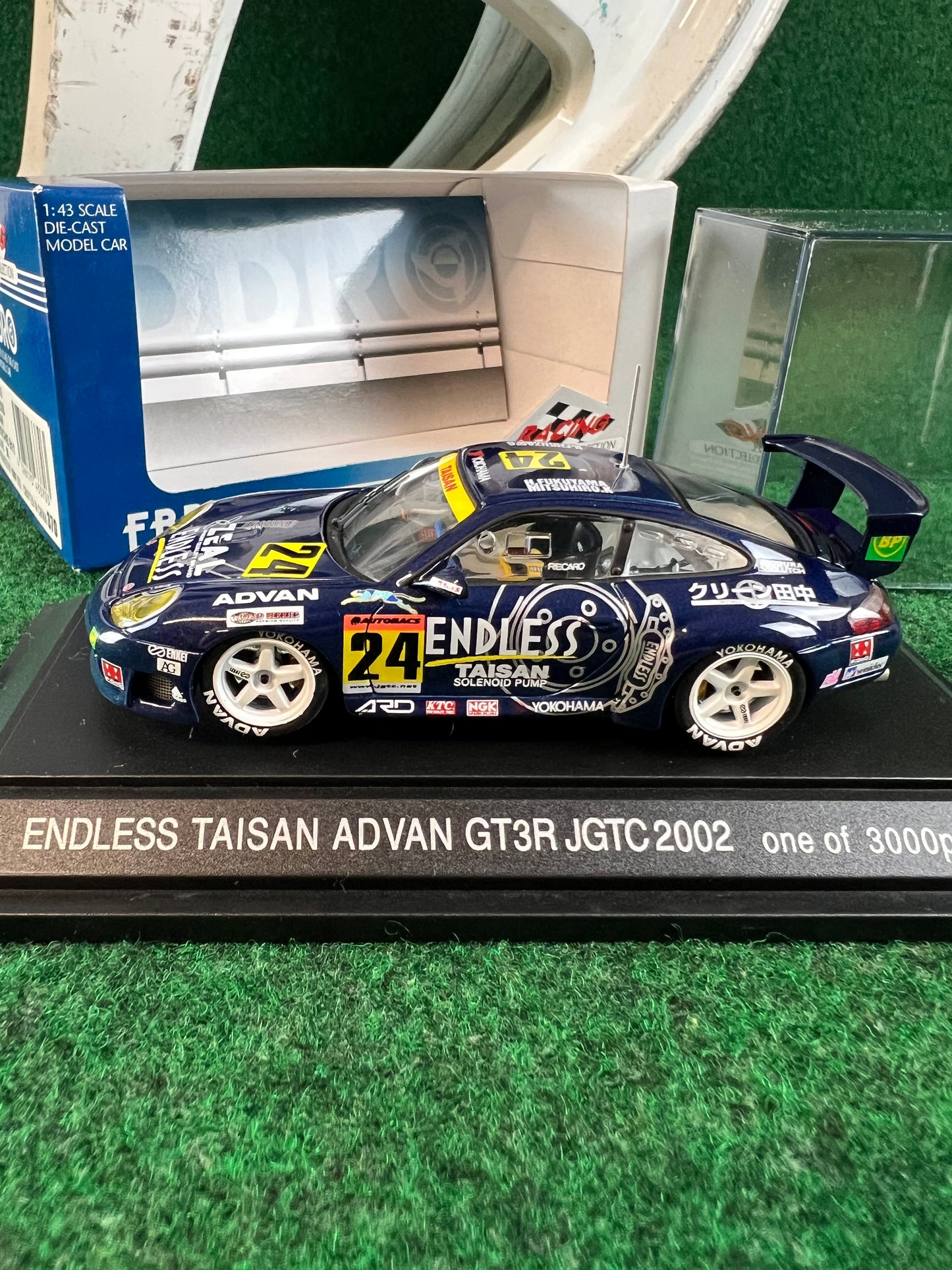 ENDLESS - 2004 Porsche 911 JGTC #26 Centerlock Race Wheel and Goods Set