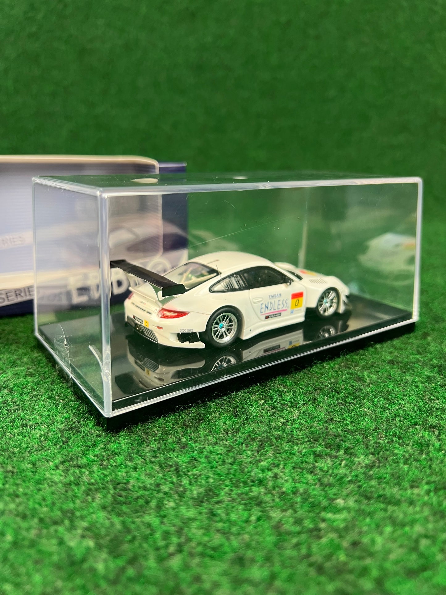 EBBRO - Super GT 2013 Okayama Test Endless Taisan Porsche 911 GT3R GT300 1/43 Scale Diecast