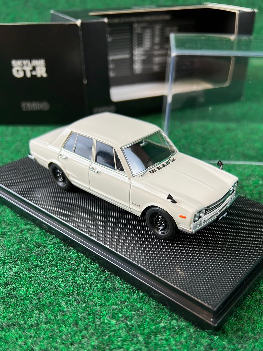 EBBRO Nissan Skyline GT-R PGC10 White 1/43 Scale Diecast