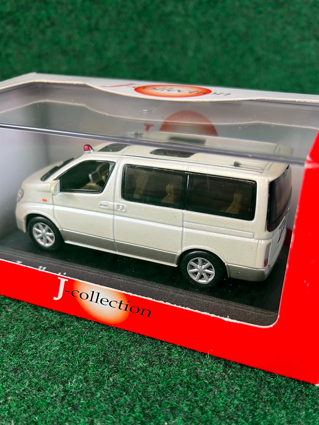 J-Collection (KYOSHO) Nissan Elgrand 2-Tones Van Modified 1/43 Scale Diecast