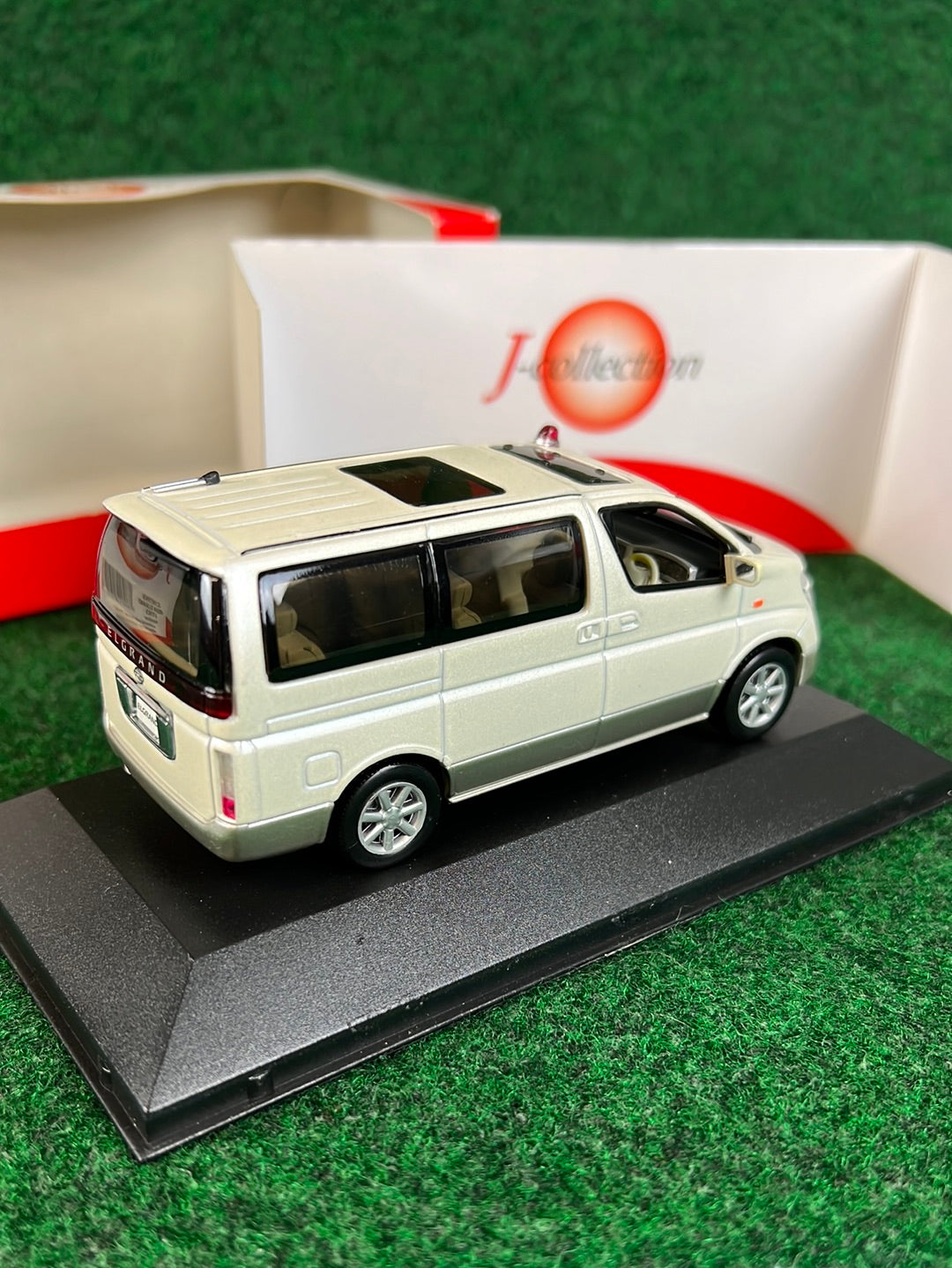 J-Collection (KYOSHO) Nissan Elgrand 2-Tones Van Modified 1/43 Scale Diecast