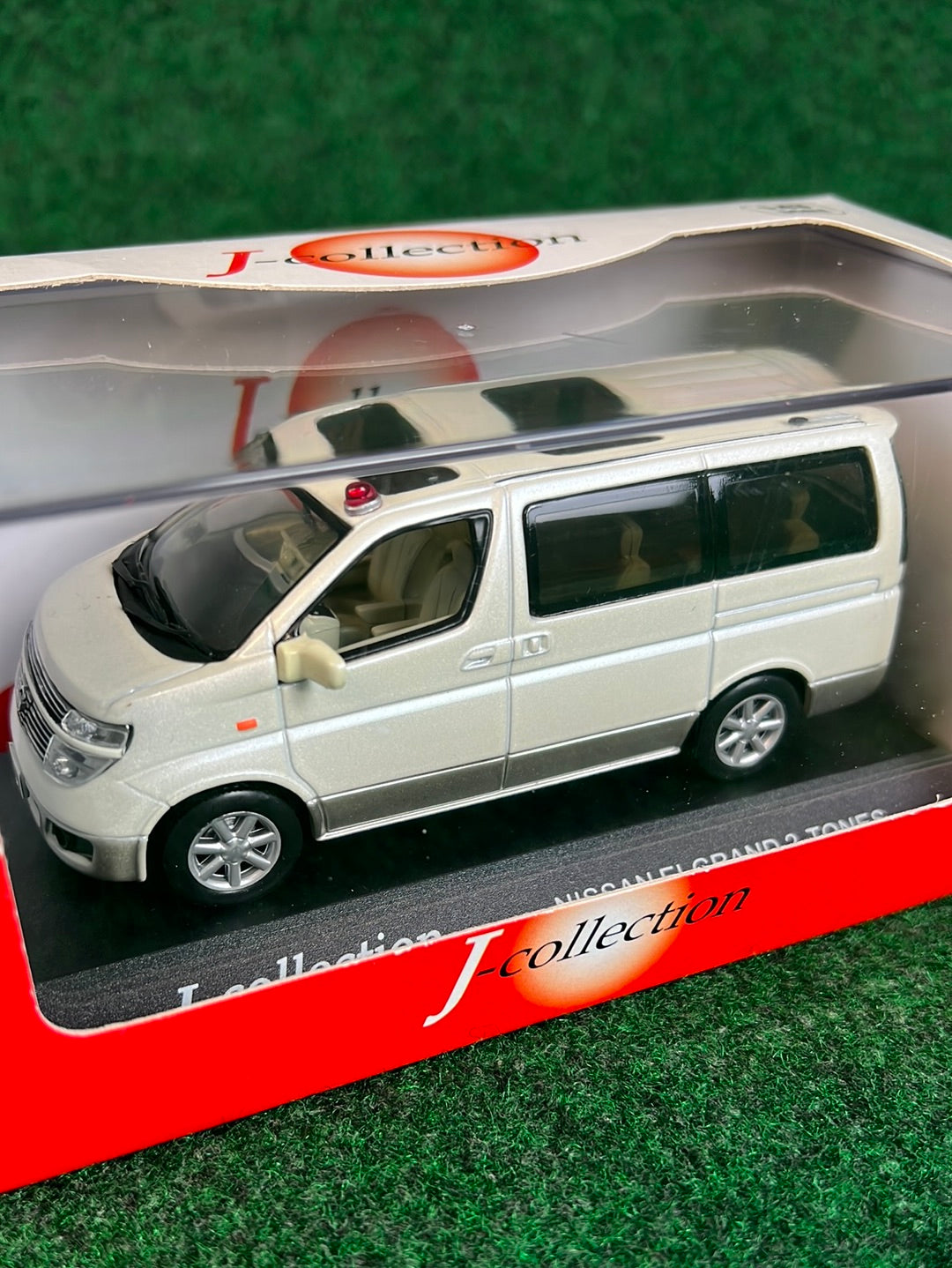 J-Collection (KYOSHO) Nissan Elgrand 2-Tones Van Modified 1/43 Scale Diecast