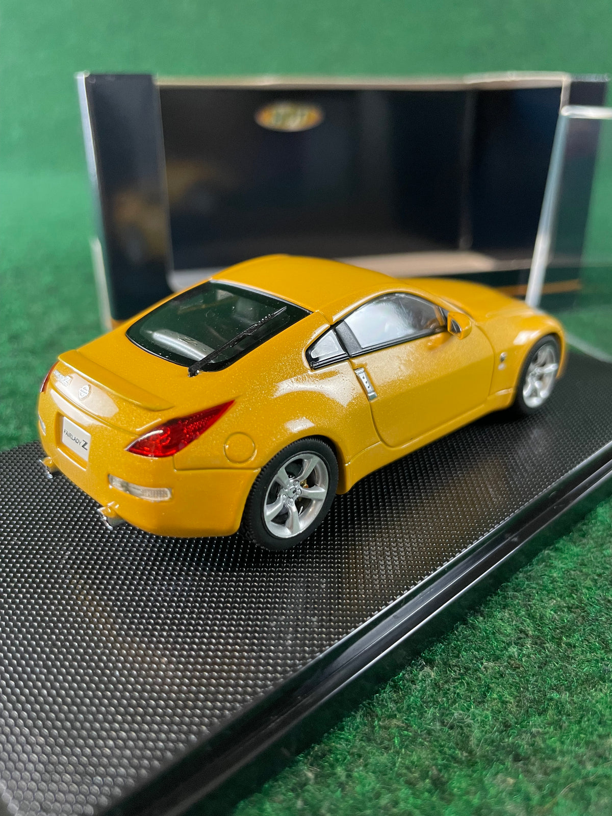 EBBRO - 2007 Nissan Fairlady Z Yellow 1/43 Scale Diecast