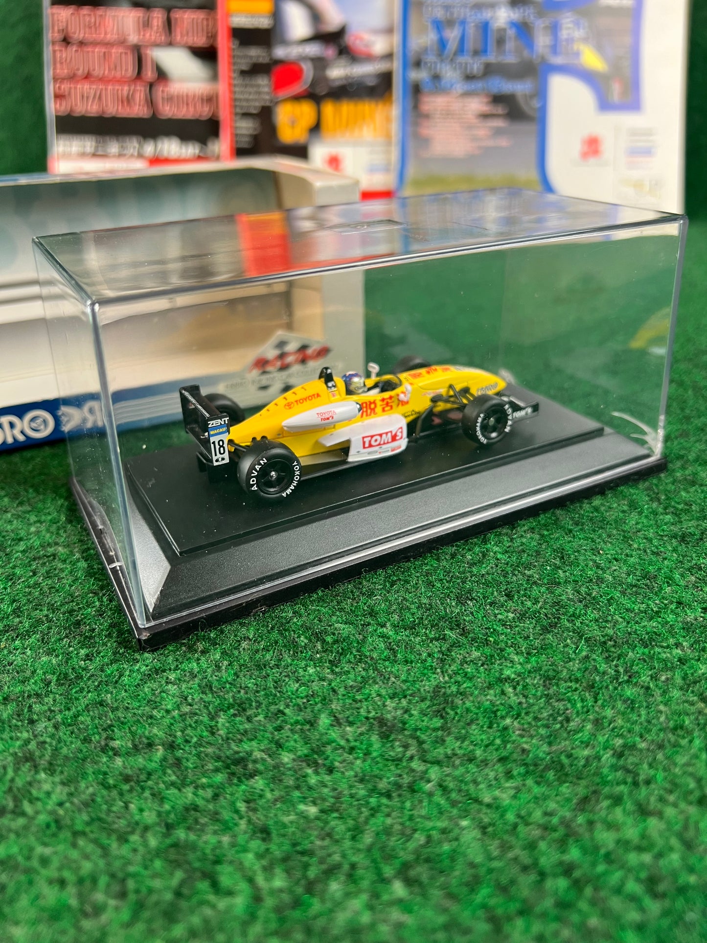 EBBRO - Tokuhon TOM'S Toyota Dallara F302 Formula 3 Macau GP 2002 No. 18 1/43 Scale Diecast