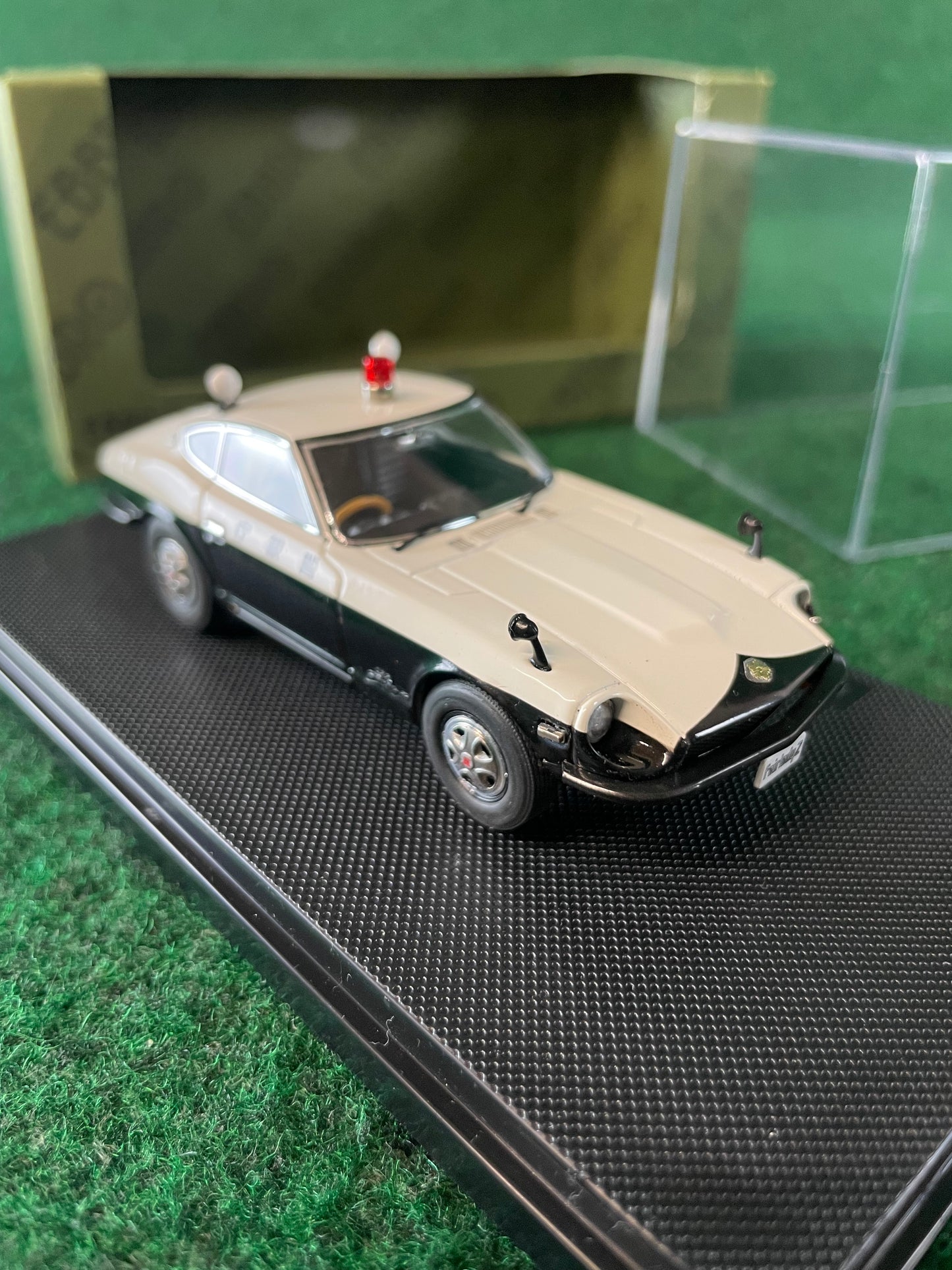 EBBRO Oldies - 1969 Nissan Fairlady Z Highway Patrol Car 1/43 Scale Diecast