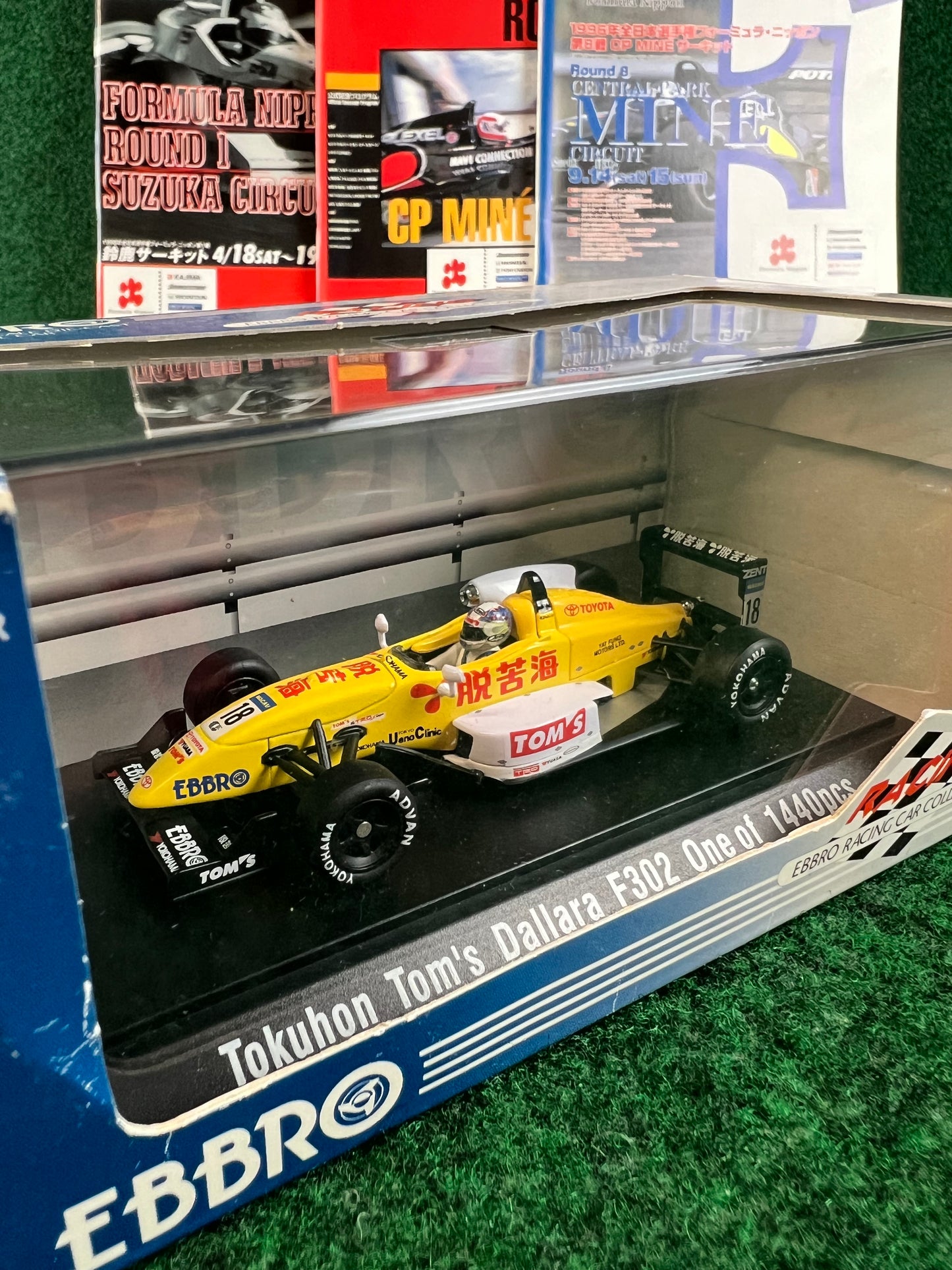 EBBRO - Tokuhon TOM'S Toyota Dallara F302 Formula 3 Macau GP 2002 No. 18 1/43 Scale Diecast