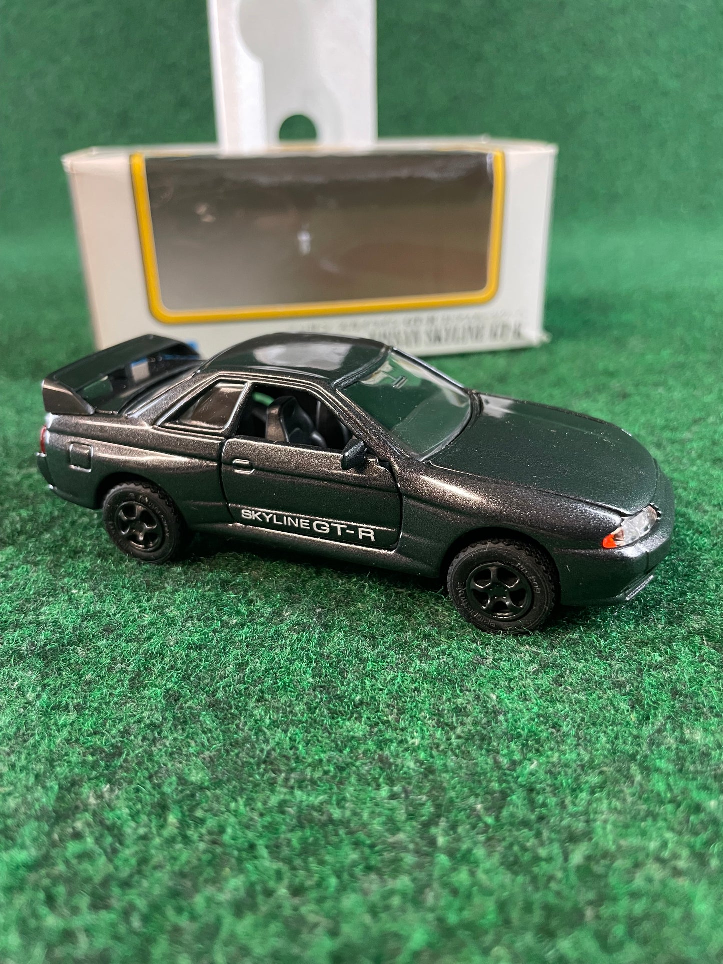 Diapet - Calsonic Group A & Debut Edition Nissan Skyline R32 GT-R 1/40 Scale Diecast Set