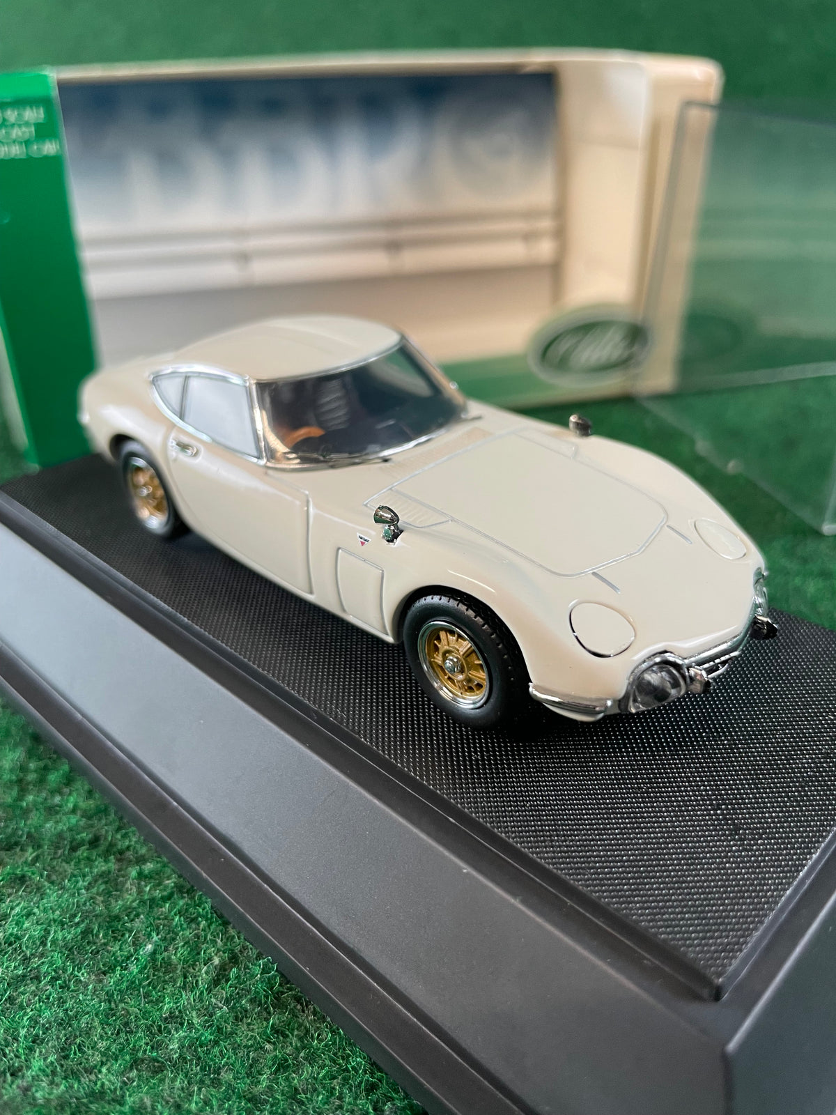 EBBRO - Toyota 2000GT White 1/43 Scale Diecast