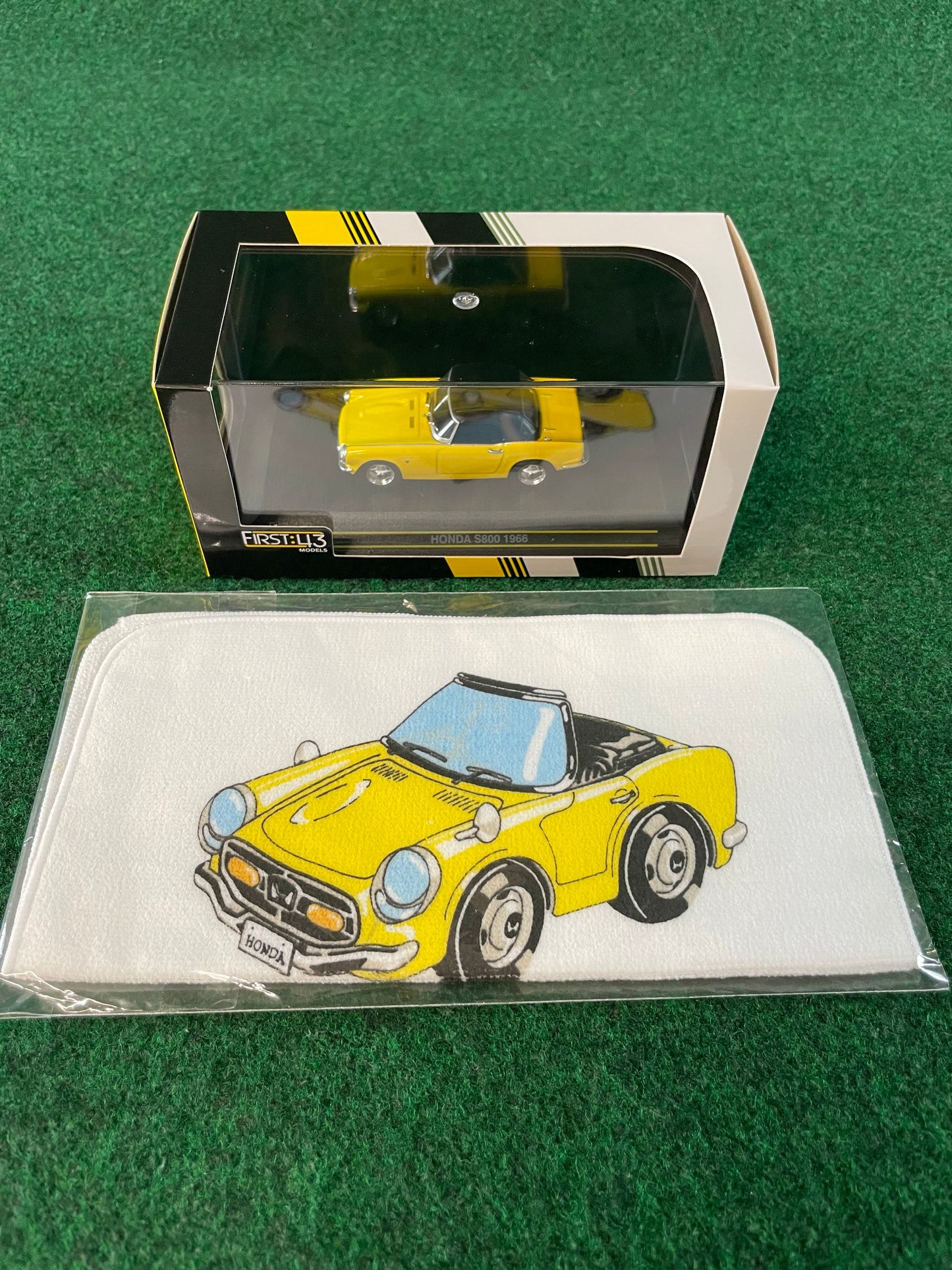 First43 Honda S800 1/43 Scale Diecast and Honda Collection Hall Towel Set
