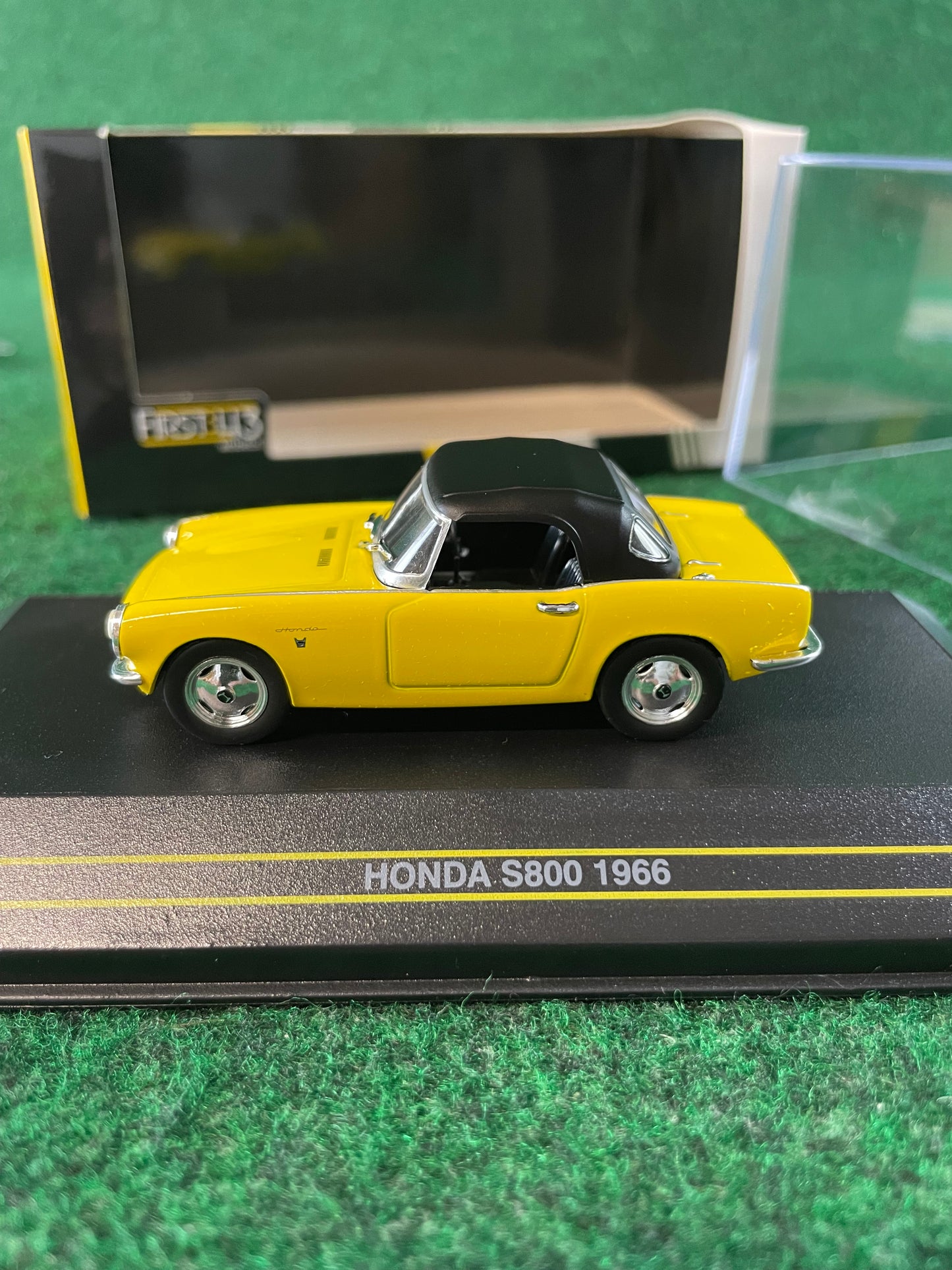 First43 Honda S800 1/43 Scale Diecast and Honda Collection Hall Towel Set