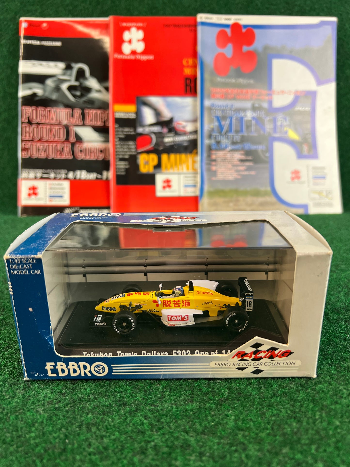 EBBRO - Tokuhon TOM'S Toyota Dallara F302 Formula 3 Macau GP 2002 No. 18 1/43 Scale Diecast