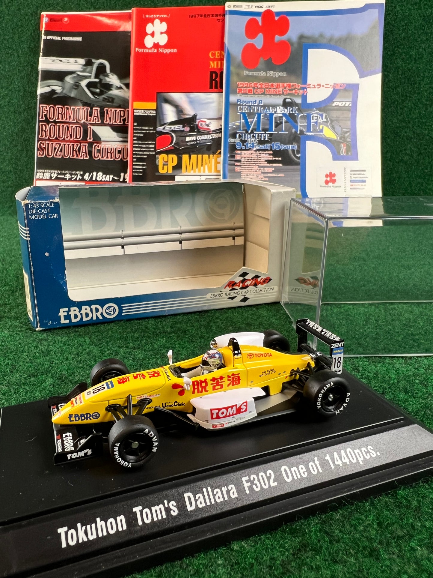 EBBRO - Tokuhon TOM'S Toyota Dallara F302 Formula 3 Macau GP 2002 No. 18 1/43 Scale Diecast