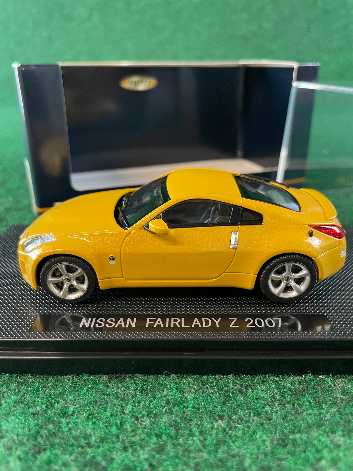 EBBRO - 2007 Nissan Fairlady Z Yellow 1/43 Scale Diecast
