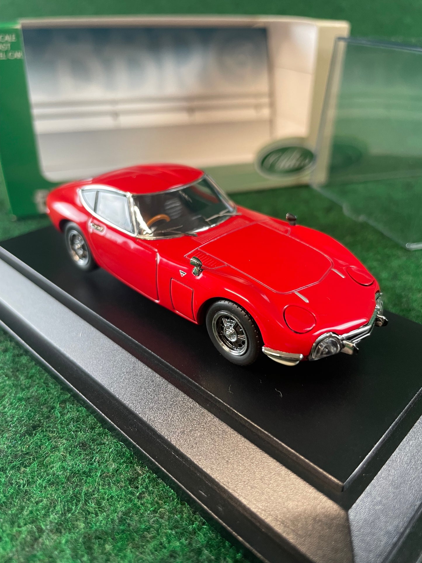 EBBRO - Toyota 2000GT 2nd Production Red 1/43 Scale Diecast