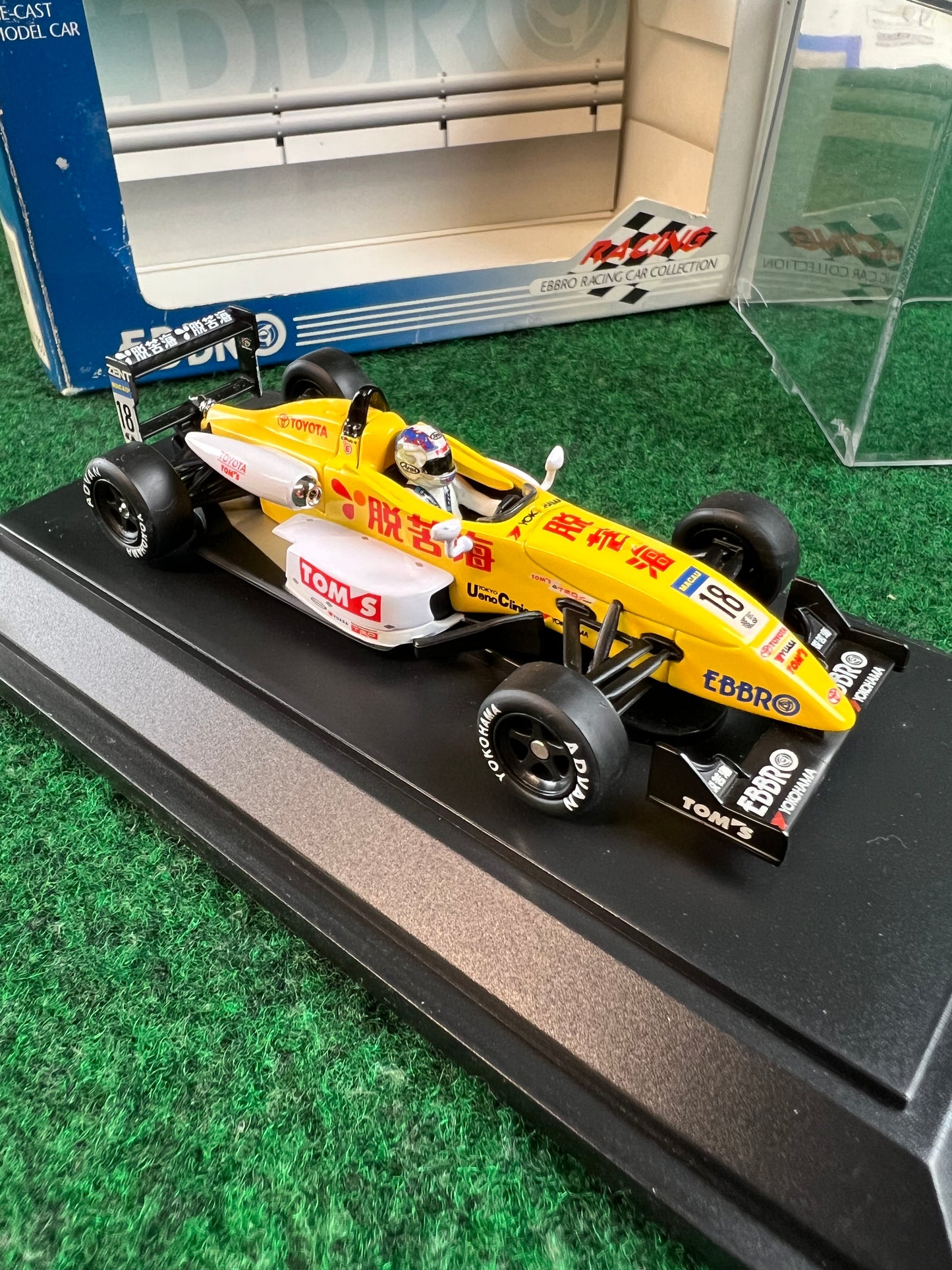 EBBRO - Tokuhon TOM'S Toyota Dallara F302 Formula 3 Macau GP 2002 No. 18 1/43 Scale Diecast
