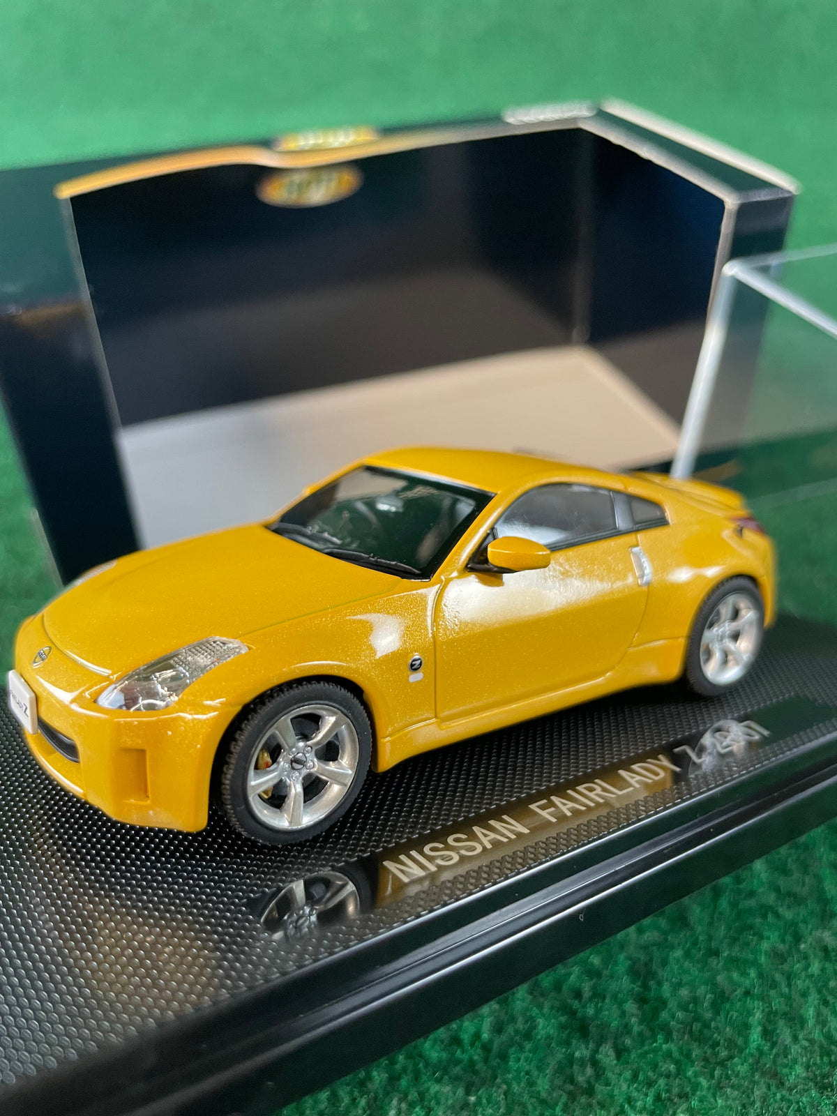 EBBRO - 2007 Nissan Fairlady Z Yellow 1/43 Scale Diecast