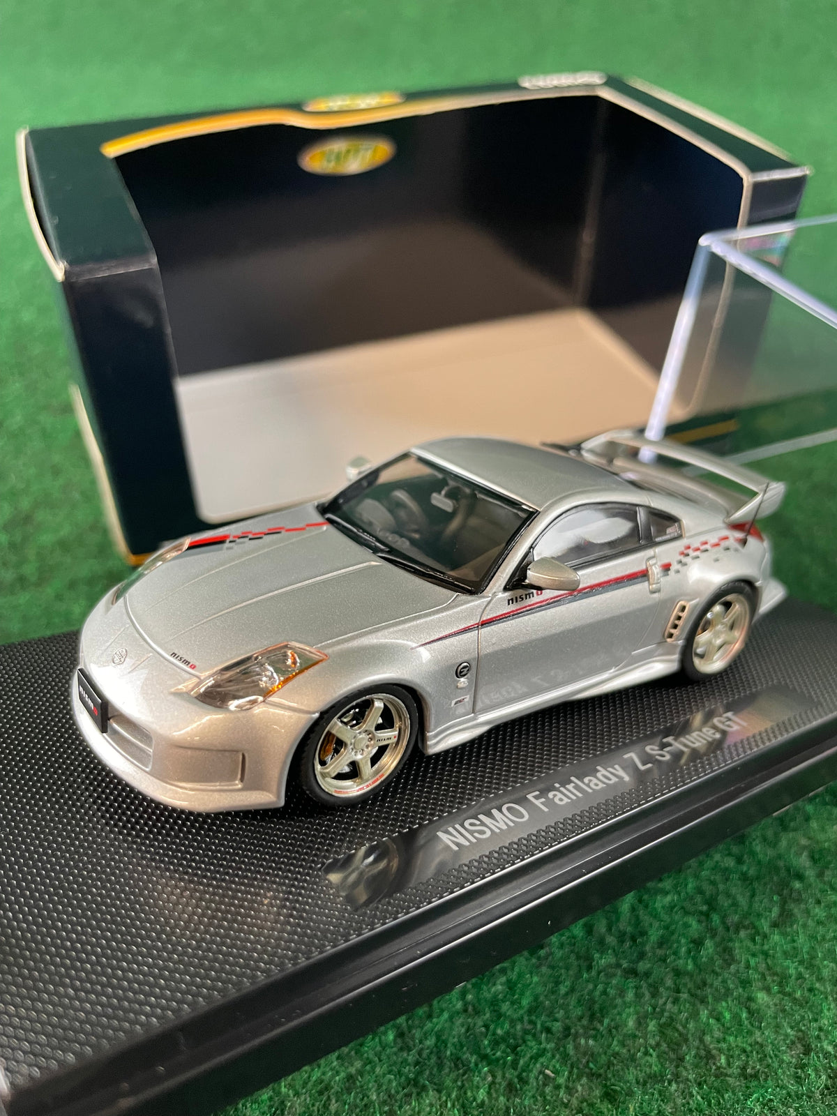 EBBRO HOT! Nissan Nismo Fairlady Z (350Z) S-Tune GT W/ Nismo Stripe 1/43 Diecast