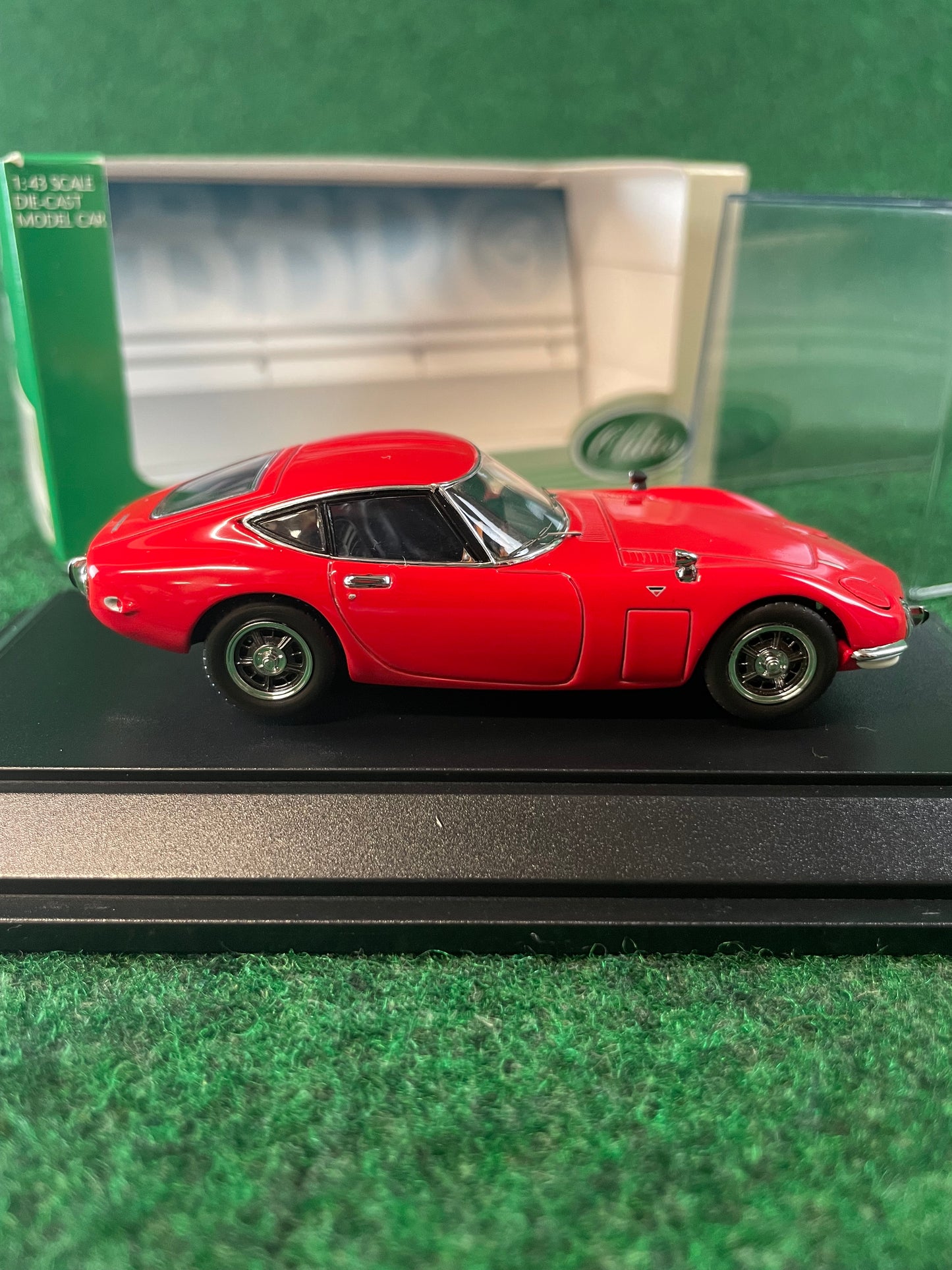 EBBRO - Toyota 2000GT 2nd Production Red 1/43 Scale Diecast