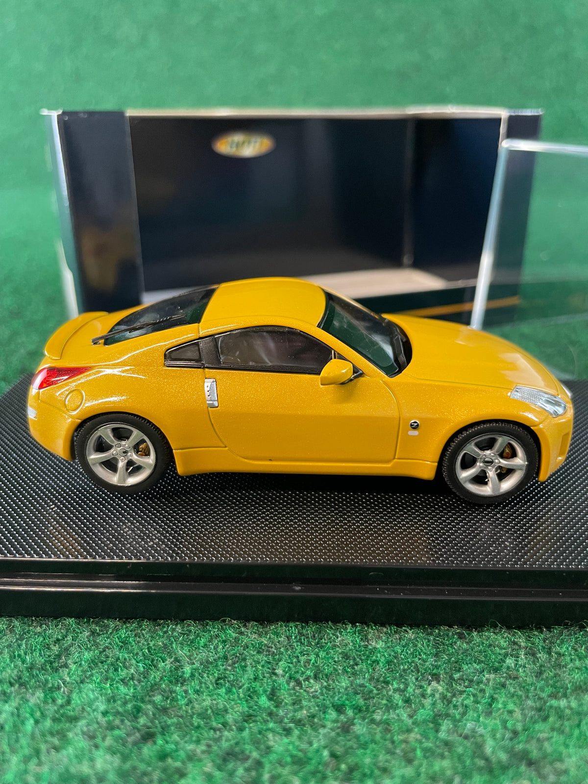 EBBRO - 2007 Nissan Fairlady Z Yellow 1/43 Scale Diecast