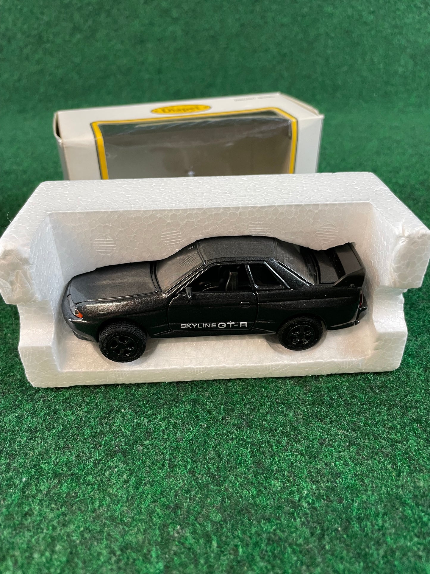 Diapet - Calsonic Group A & Debut Edition Nissan Skyline R32 GT-R 1/40 Scale Diecast Set