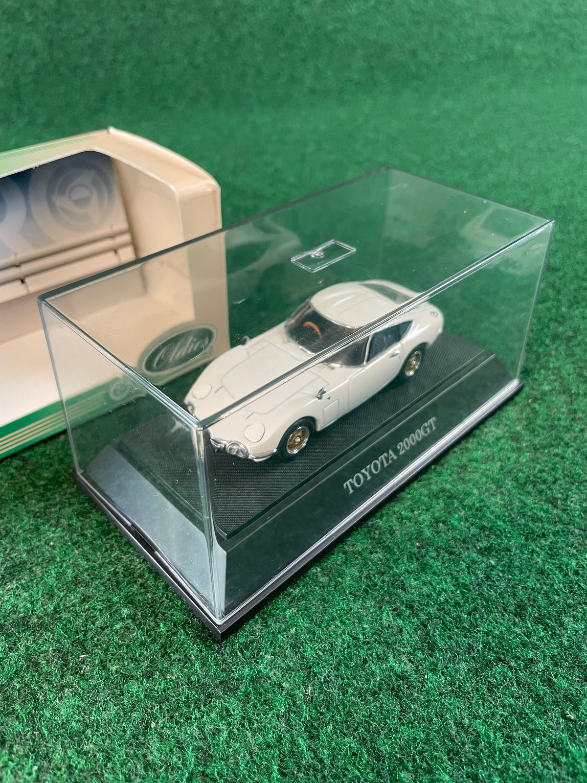 EBBRO - Toyota 2000GT White 1/43 Scale Diecast