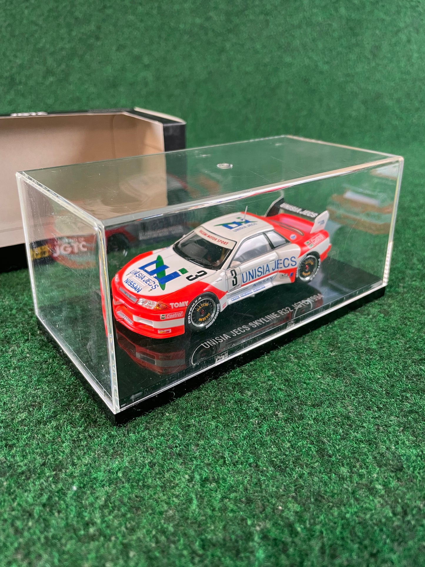 EBBRO Legends of JGTC - 1994 Unisia JECS Nissan Skyline R32 GTR 1/43 Scale Diecast