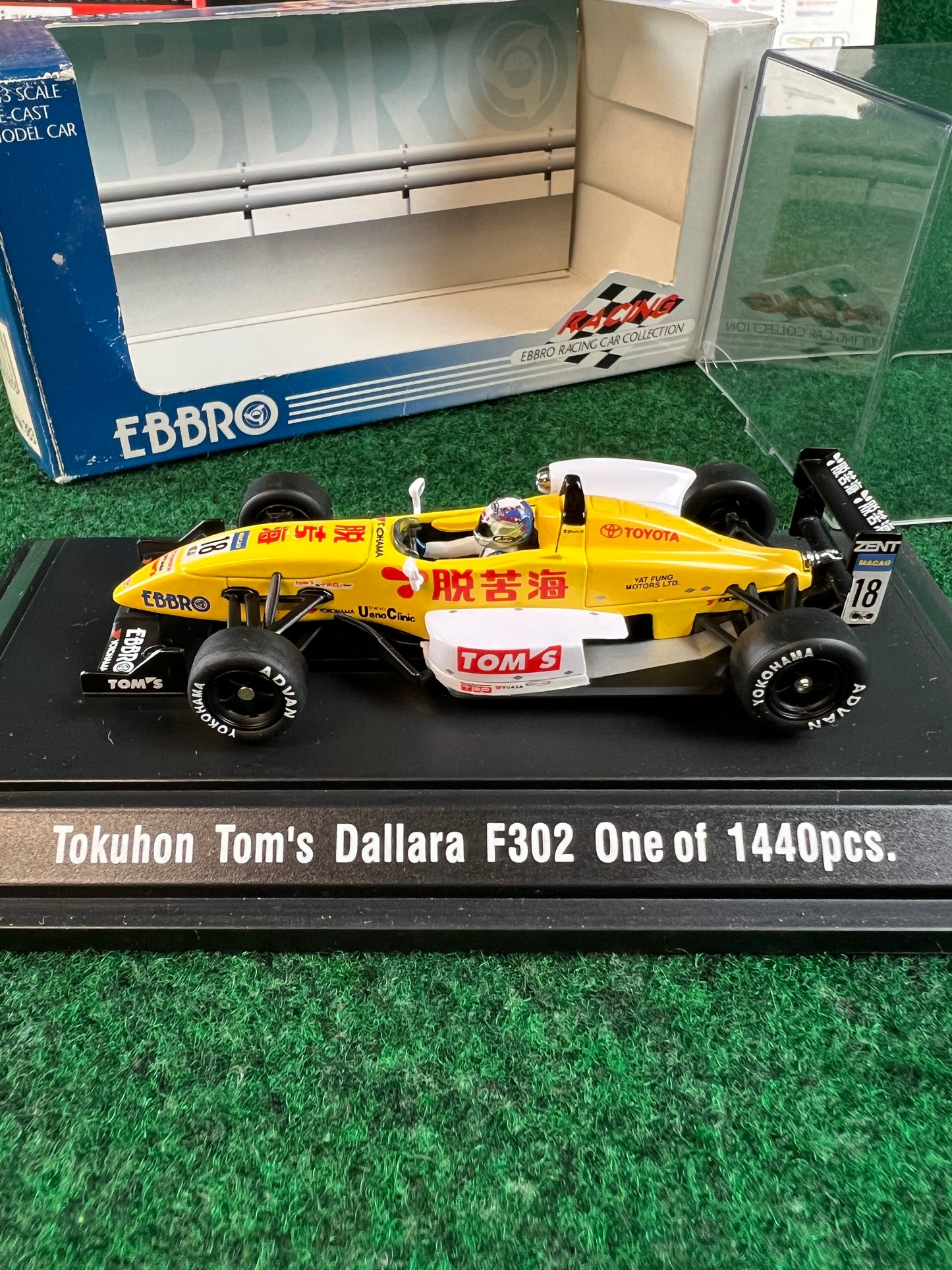 EBBRO - Tokuhon TOM'S Toyota Dallara F302 Formula 3 Macau GP 2002 No. 18 1/43 Scale Diecast
