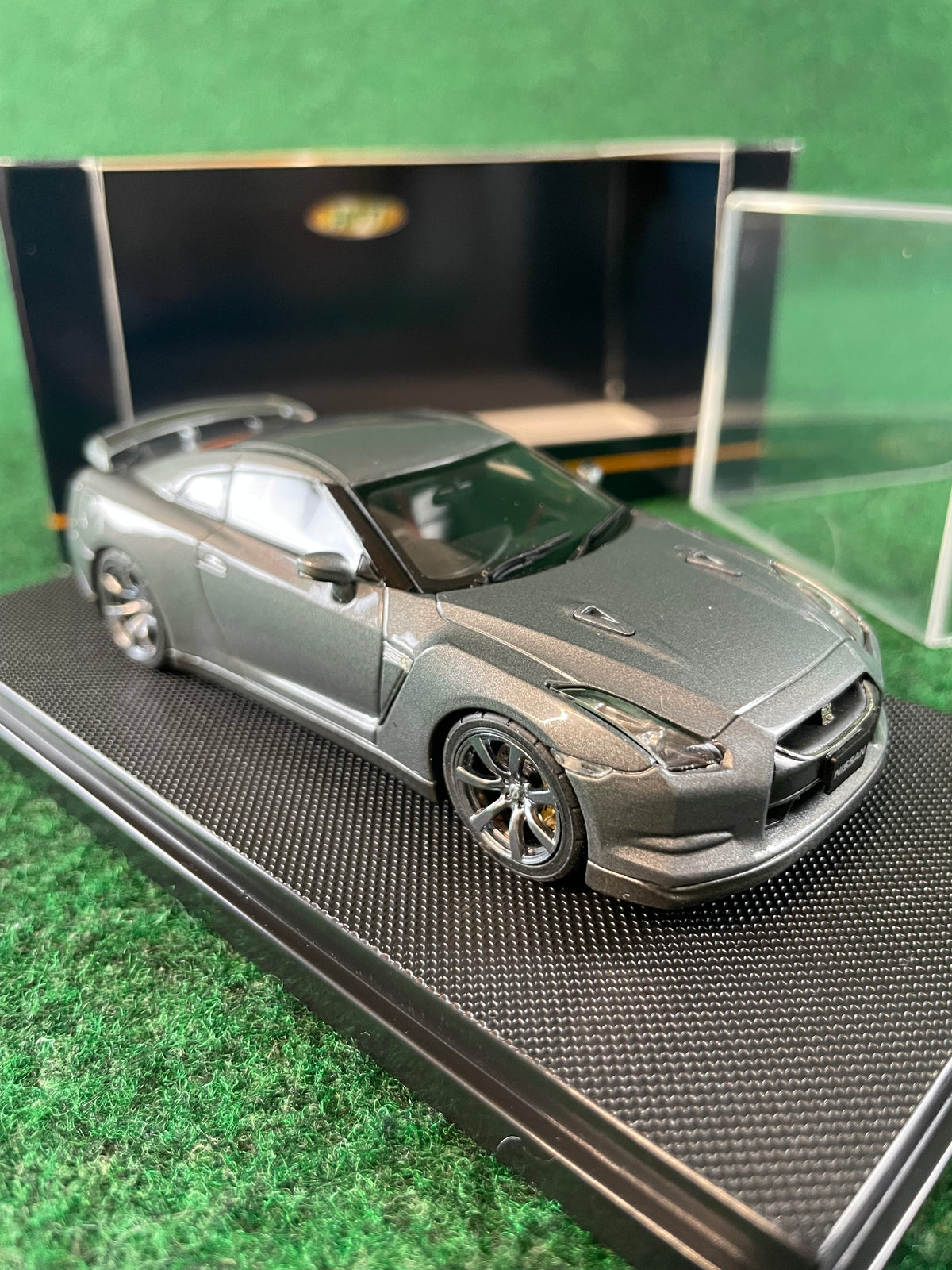 EBBRO HOT - Nissan R35 GT-R Black Edition Grey 1/43 Scale Diecast