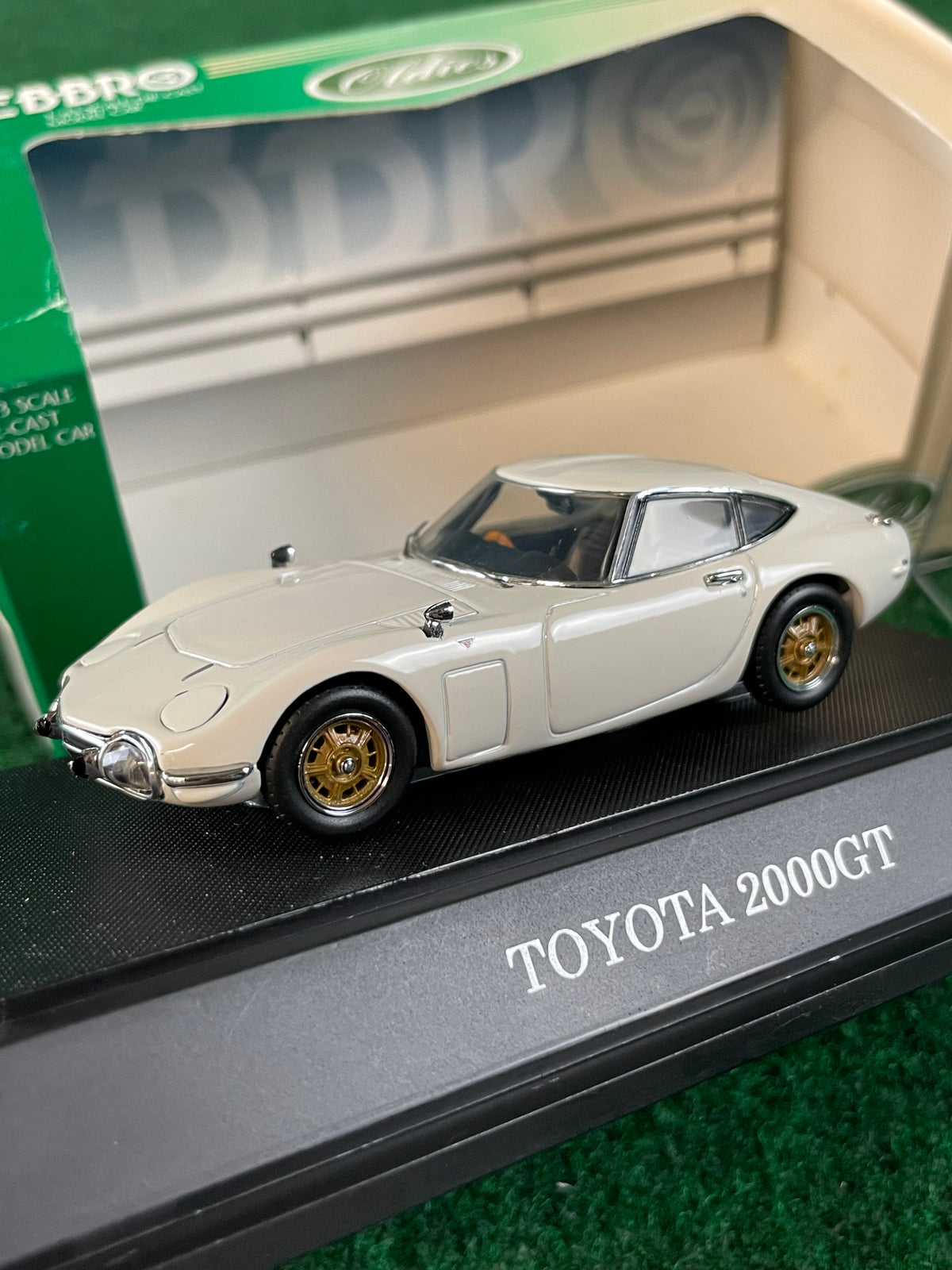 EBBRO - Toyota 2000GT White 1/43 Scale Diecast