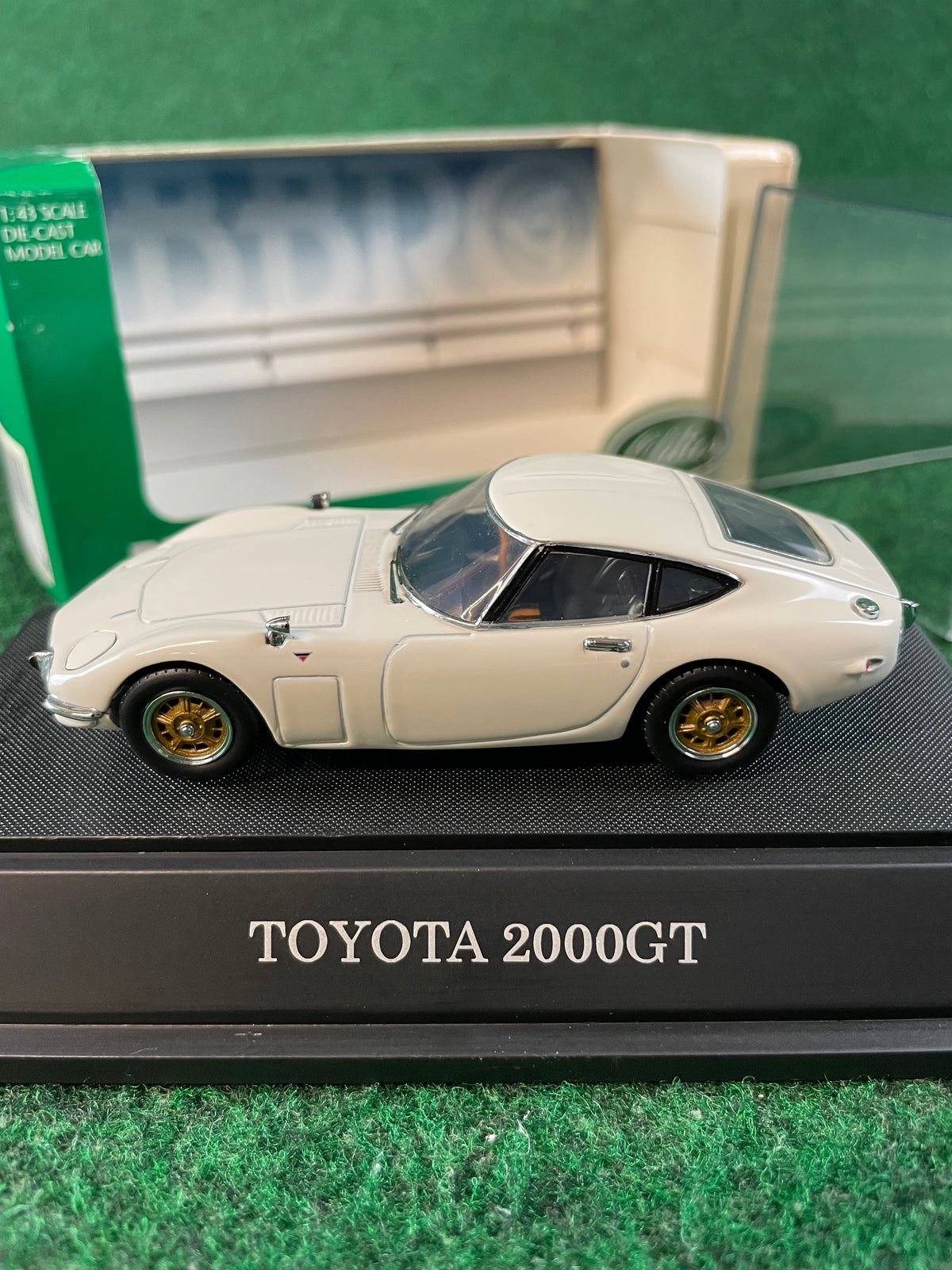 EBBRO - Toyota 2000GT White 1/43 Scale Diecast