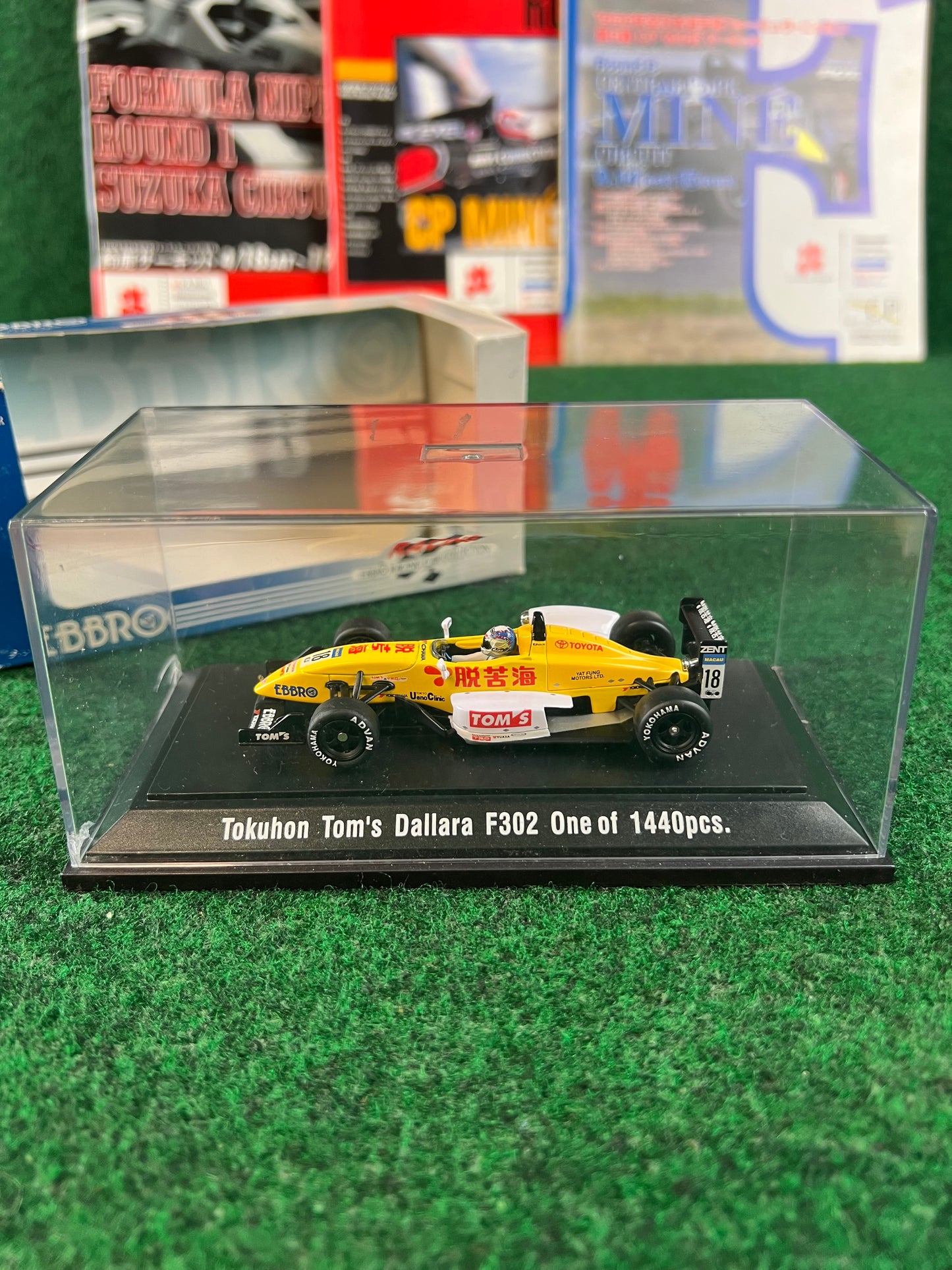 EBBRO - Tokuhon TOM'S Toyota Dallara F302 Formula 3 Macau GP 2002 No. 18 1/43 Scale Diecast