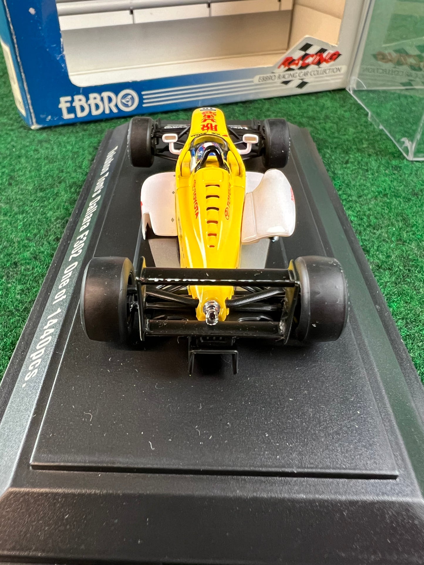 EBBRO - Tokuhon TOM'S Toyota Dallara F302 Formula 3 Macau GP 2002 No. 18 1/43 Scale Diecast