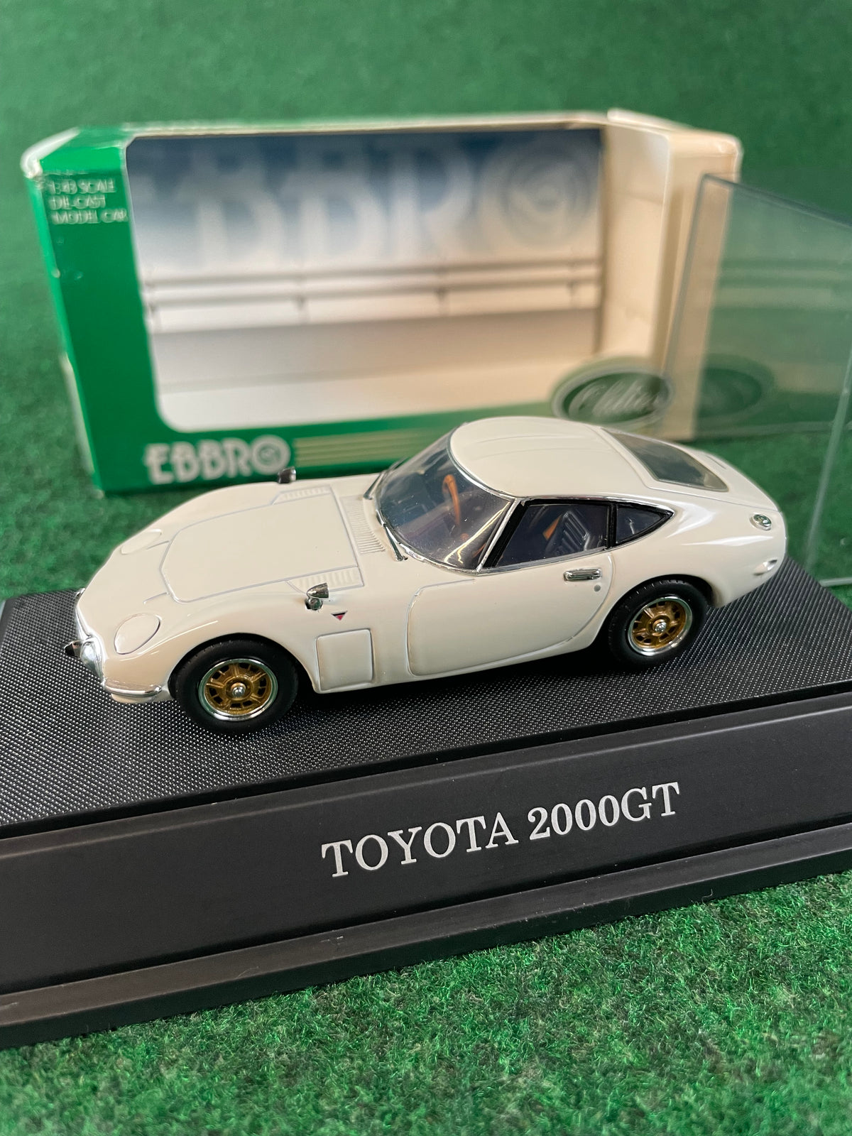 EBBRO - Toyota 2000GT White 1/43 Scale Diecast