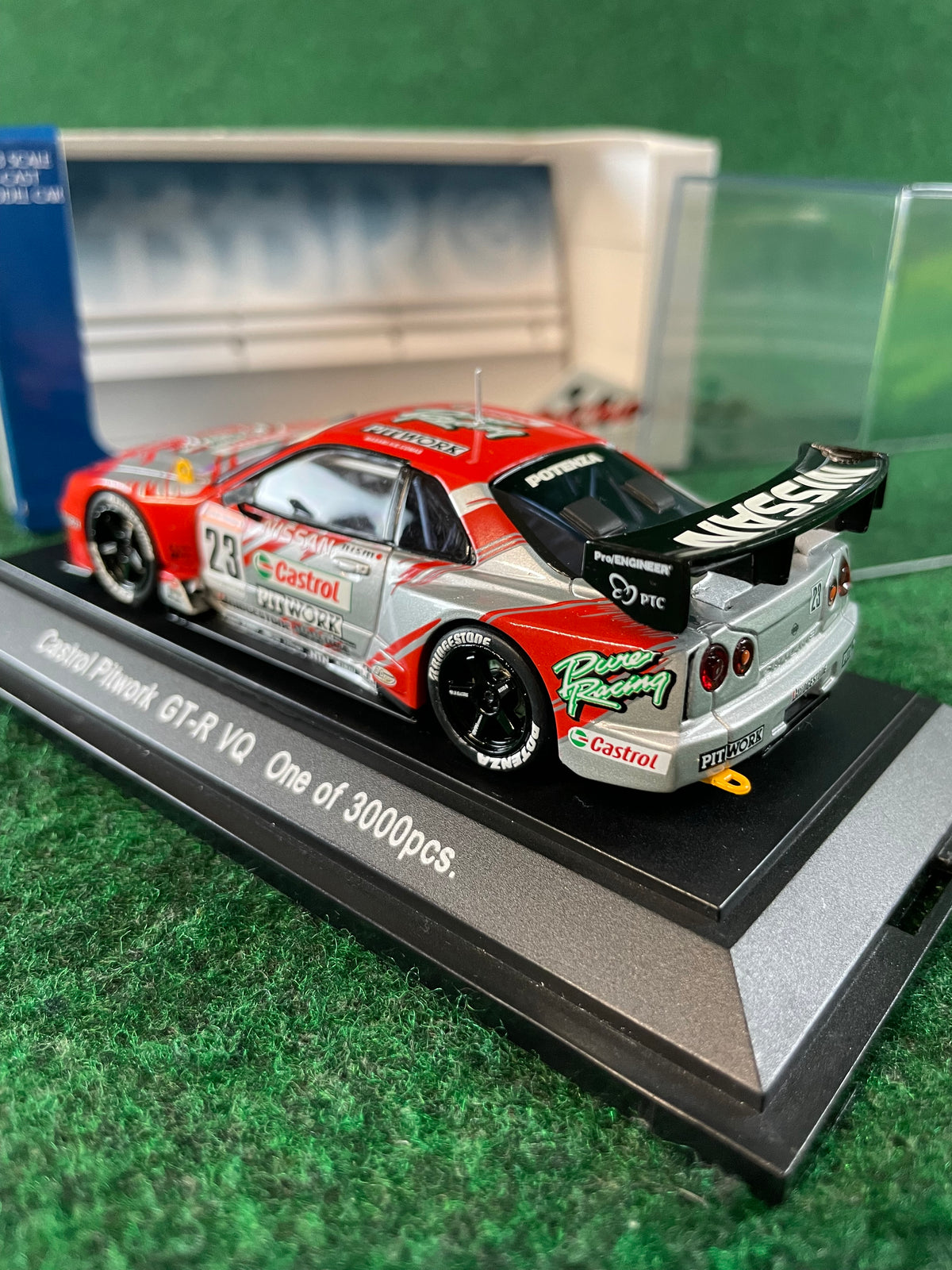 EBBRO Racing Car Collection - 2002 Castrol Pitwork Nissan Skyline R34 GT-R VQ 1/43 Scale Diecast