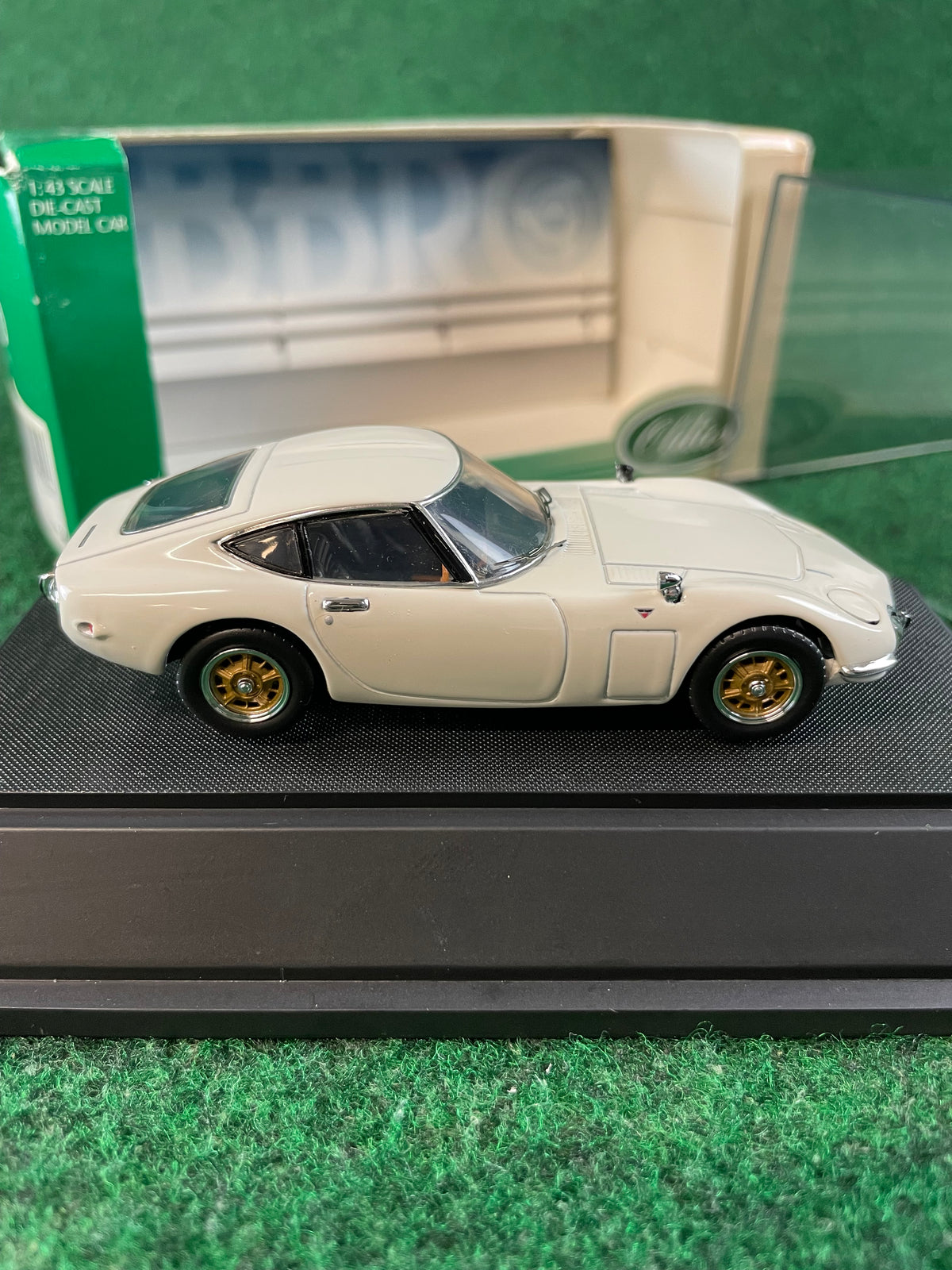 EBBRO - Toyota 2000GT White 1/43 Scale Diecast