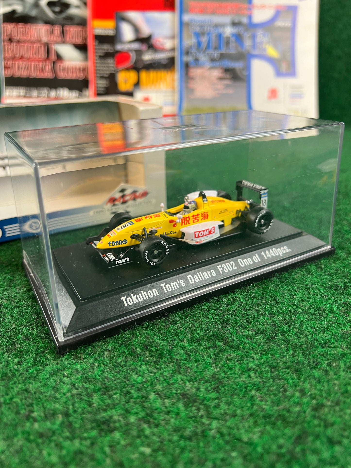 EBBRO - Tokuhon TOM'S Toyota Dallara F302 Formula 3 Macau GP 2002 No. 18 1/43 Scale Diecast