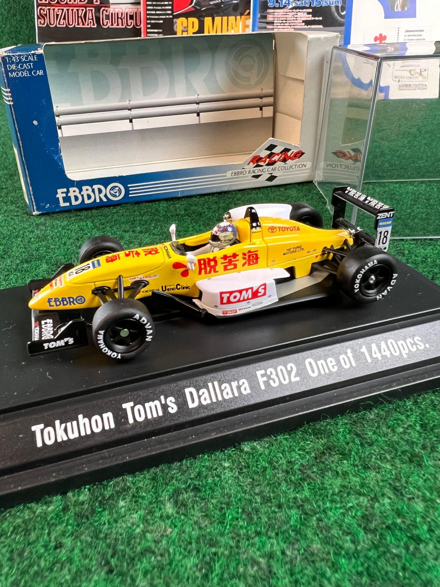 EBBRO - Tokuhon TOM'S Toyota Dallara F302 Formula 3 Macau GP 2002 No. 18 1/43 Scale Diecast