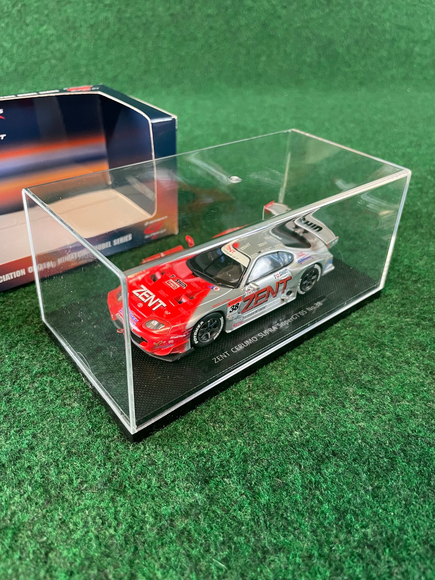 EBBRO - ZENT CERUMO 2005 Toyota Supra GT500 SuperGT No.38 1/43 Scale Diecast