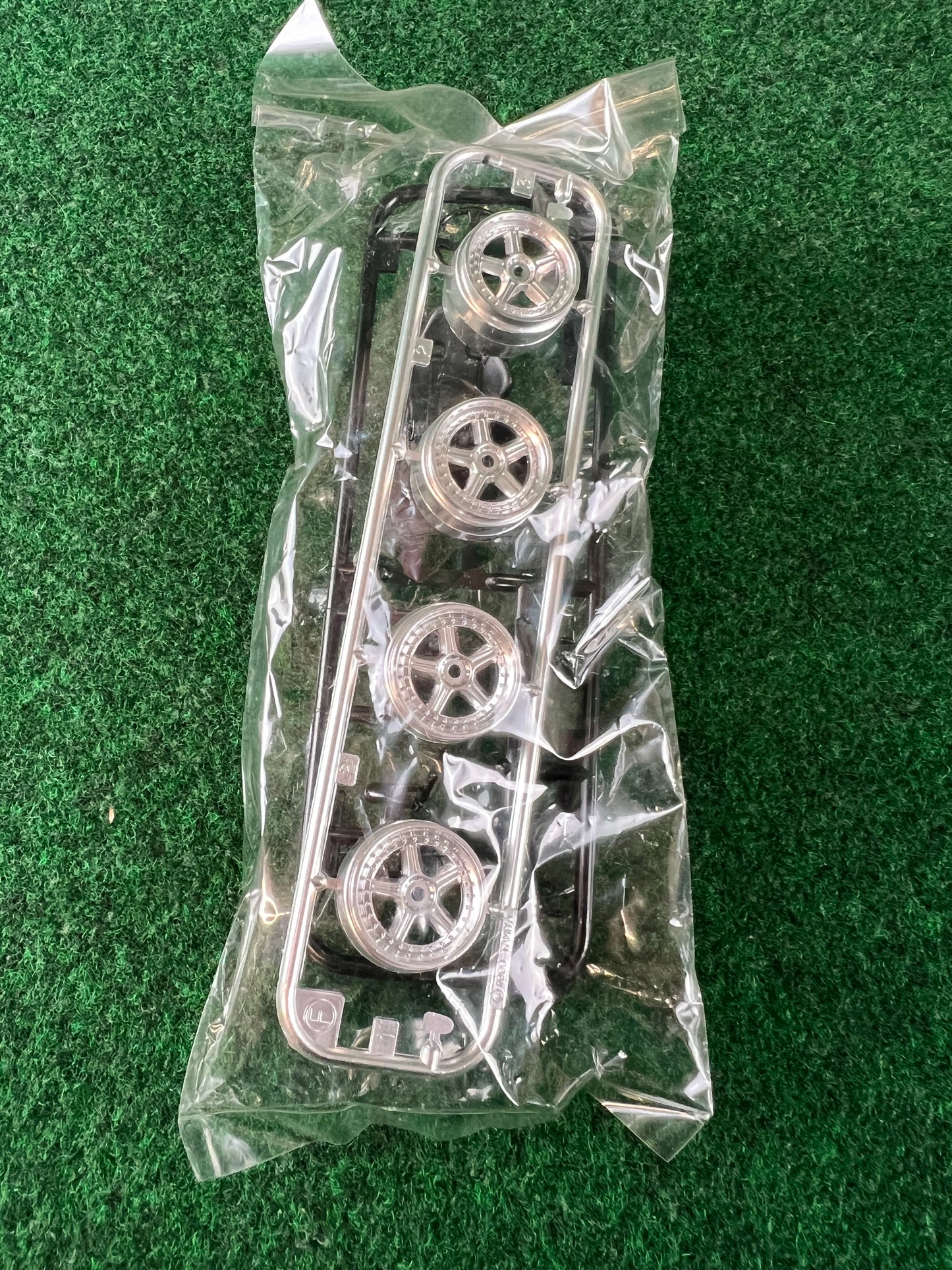 Tamiya - HKS Group A Nissan Skyline R32 GTR 1/24 Scale Model