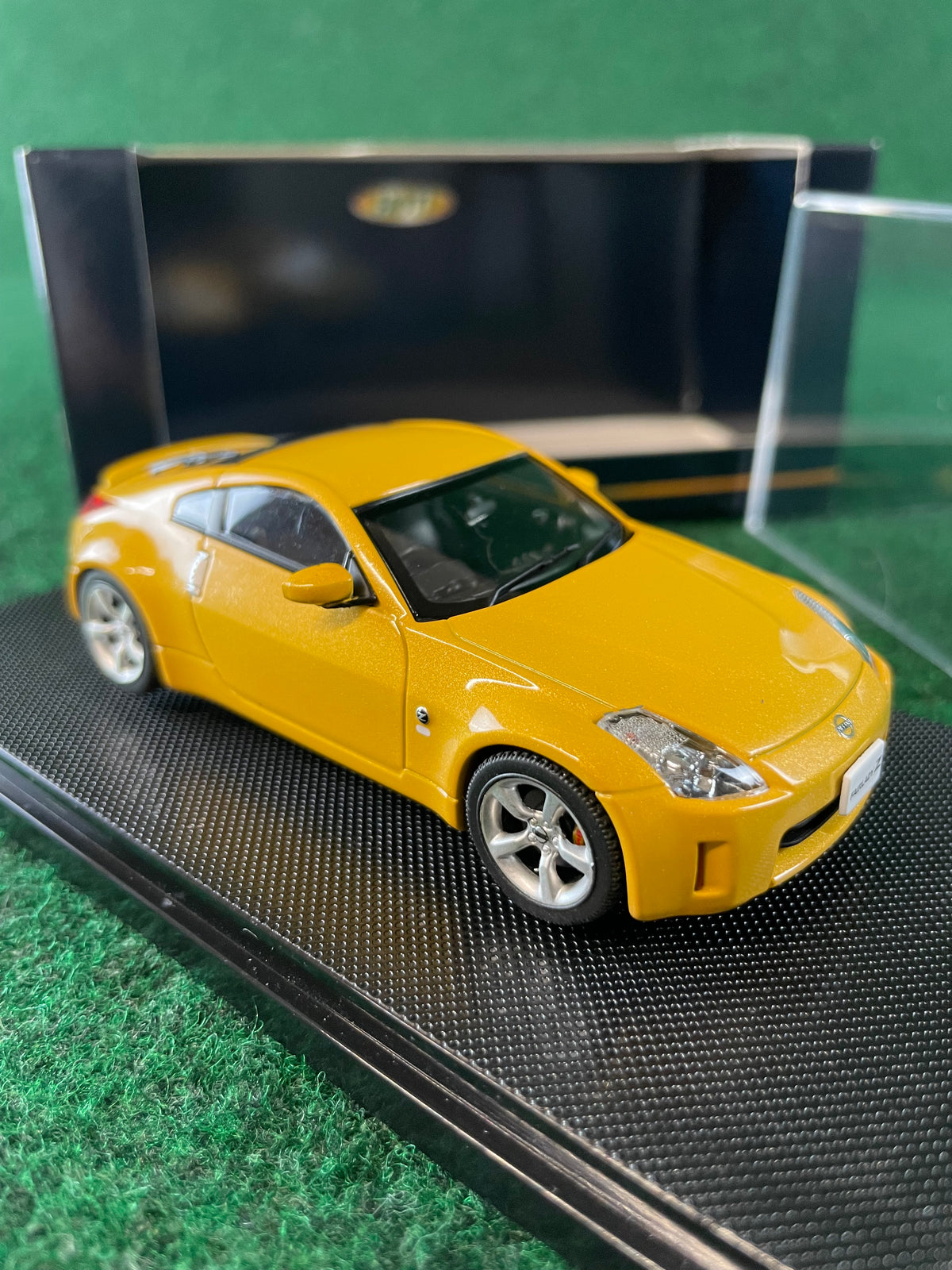 EBBRO - 2007 Nissan Fairlady Z Yellow 1/43 Scale Diecast