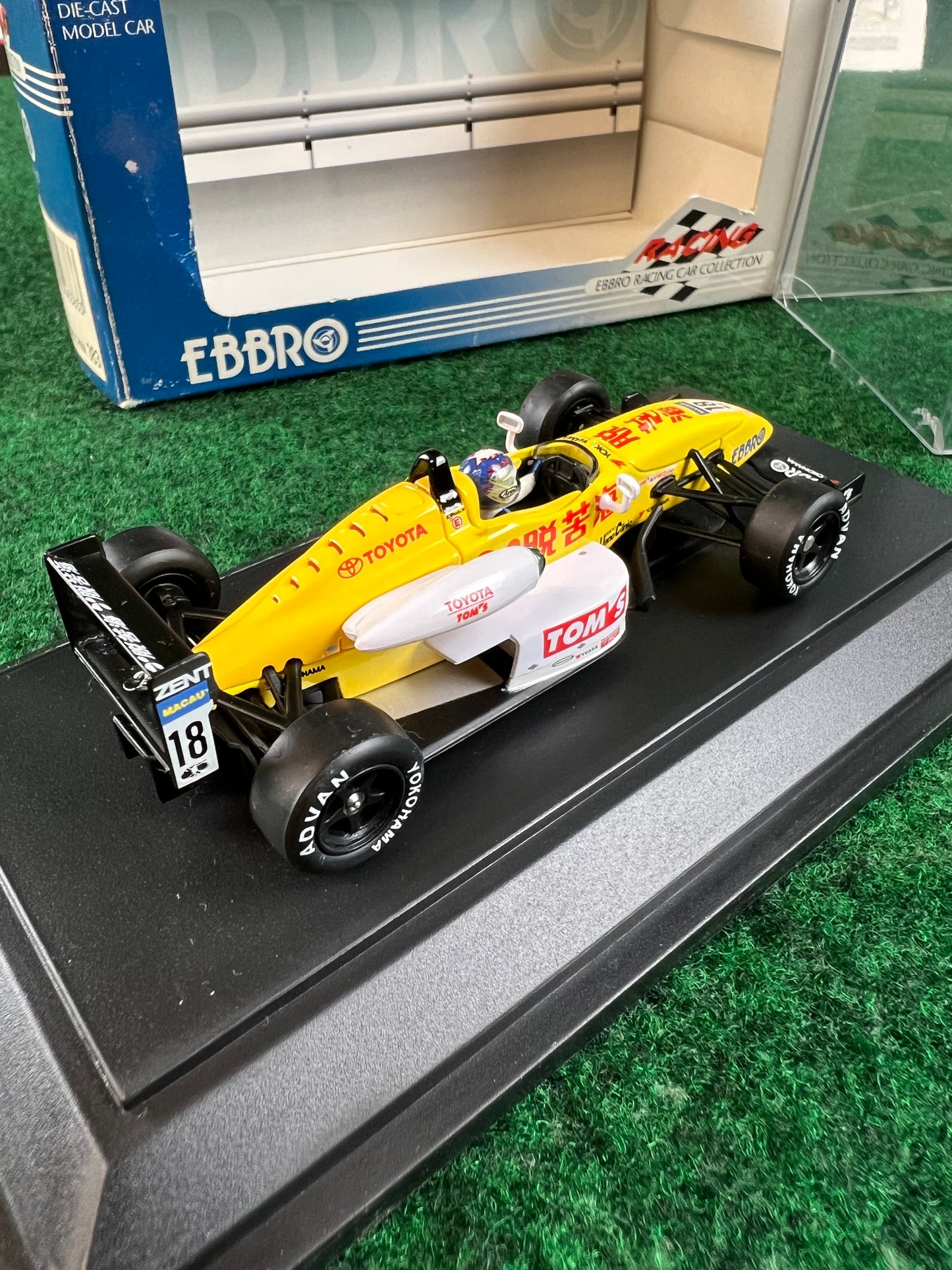 EBBRO - Tokuhon TOM'S Toyota Dallara F302 Formula 3 Macau GP 2002 No. 18 1/43 Scale Diecast