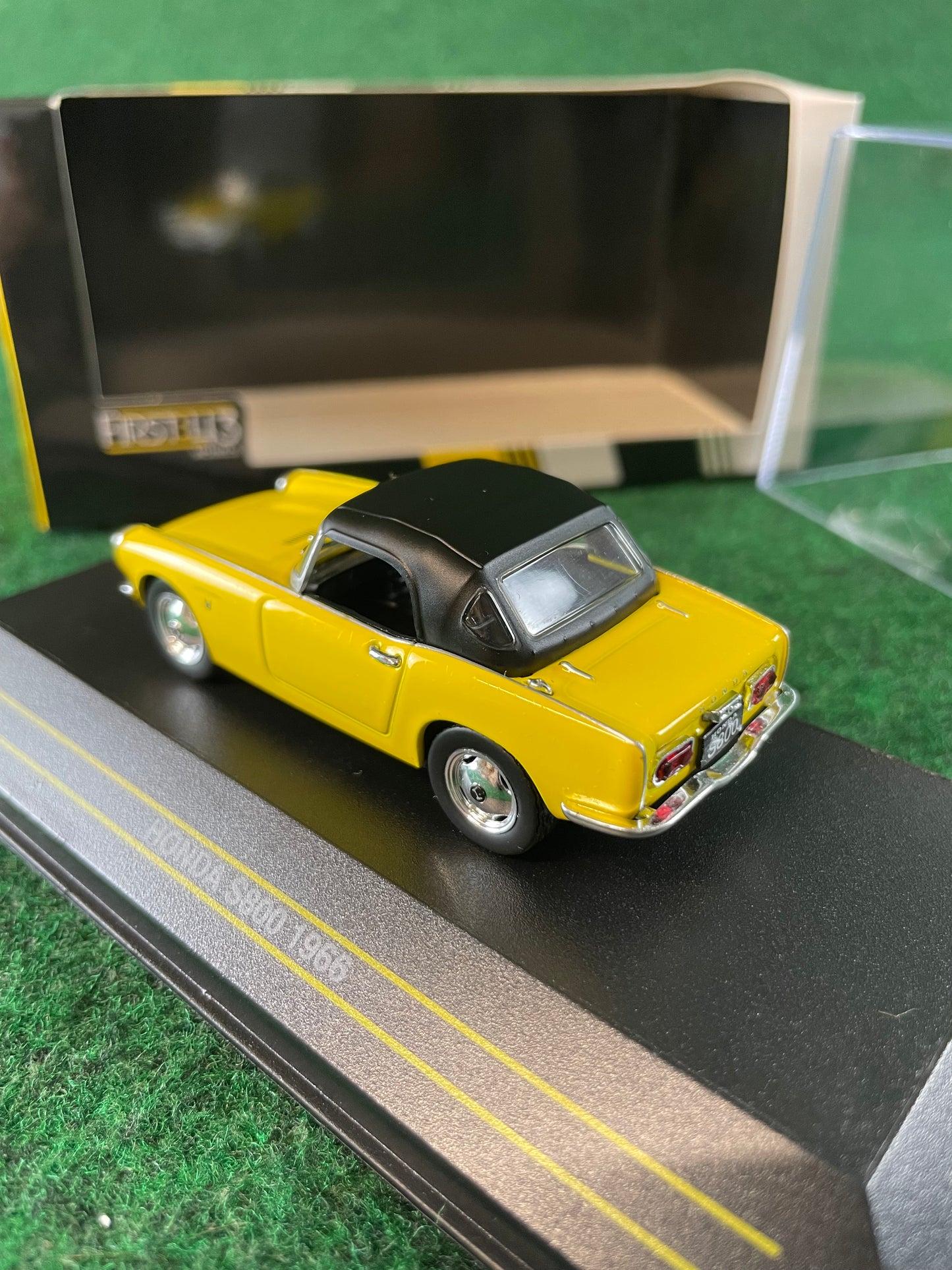 First43 Honda S800 1/43 Scale Diecast and Honda Collection Hall Towel Set