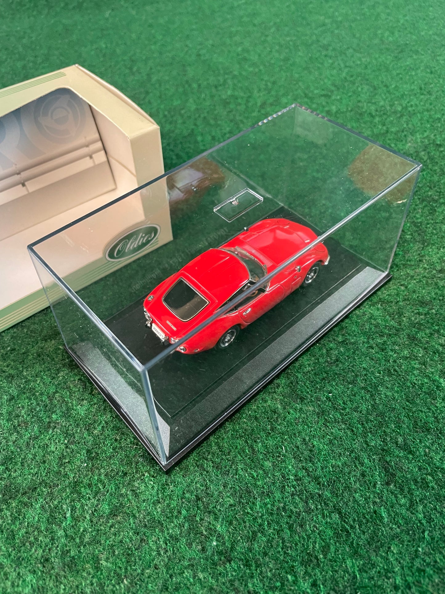 EBBRO - Toyota 2000GT 2nd Production Red 1/43 Scale Diecast