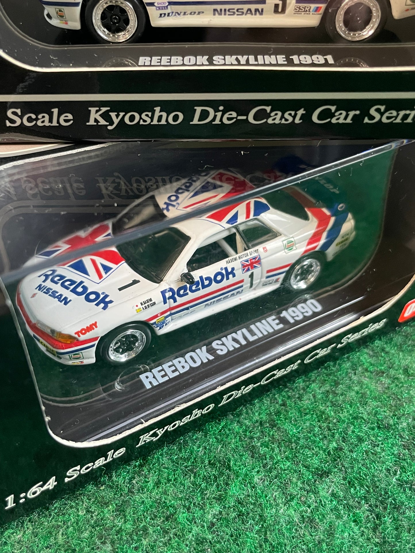 KYOSHO - Beads Collection 1990 & 1991 Reebok Nissan Skyline R32 GT-R 1/64 Scale Diecast Set