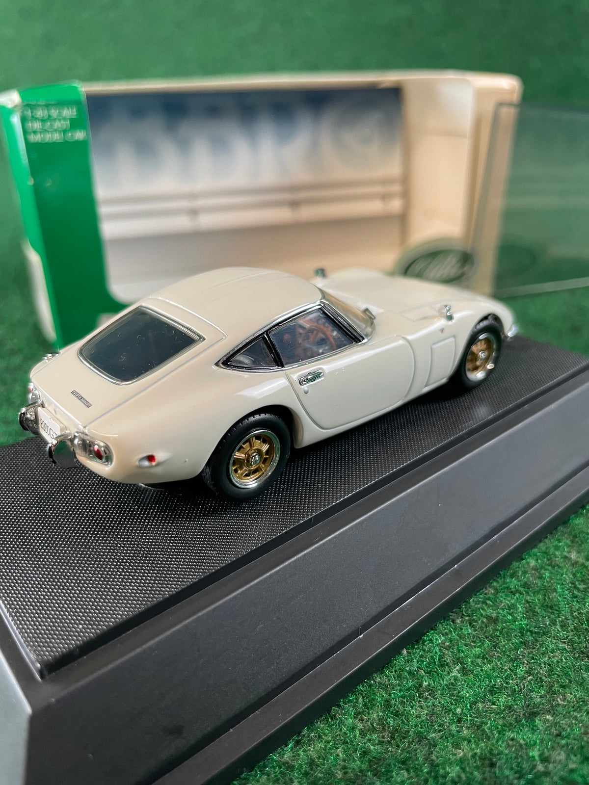 EBBRO - Toyota 2000GT White 1/43 Scale Diecast