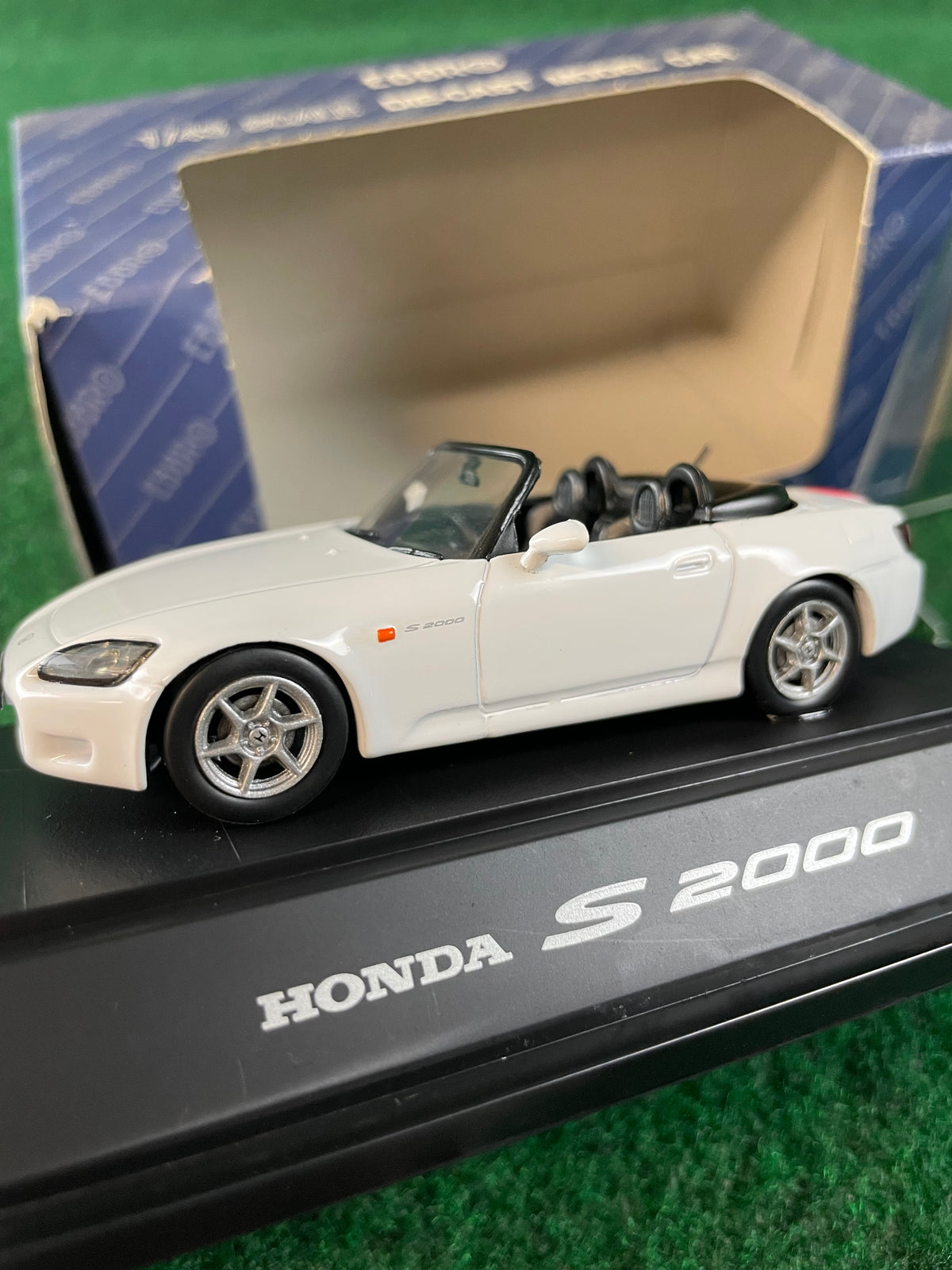 EBBRO 1999 Honda S2000 (Grand Prix White) 1/43 Scale Diecast